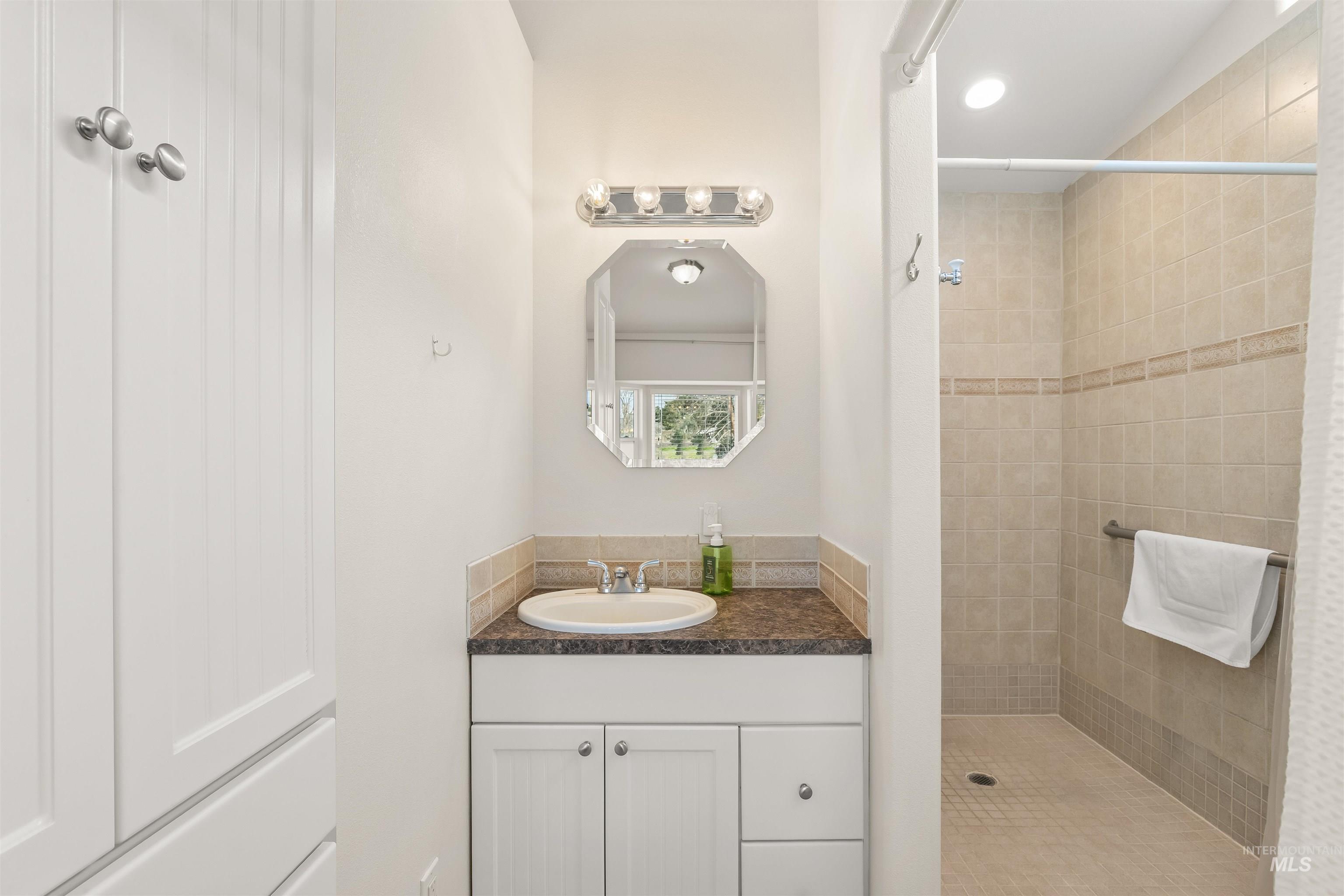 1744 & 1750 Valleyview Drive, Clarkston, Washington 99403, 5 Bedrooms, 3.5 Bathrooms, Residential For Sale, Price $898,000, 98977344