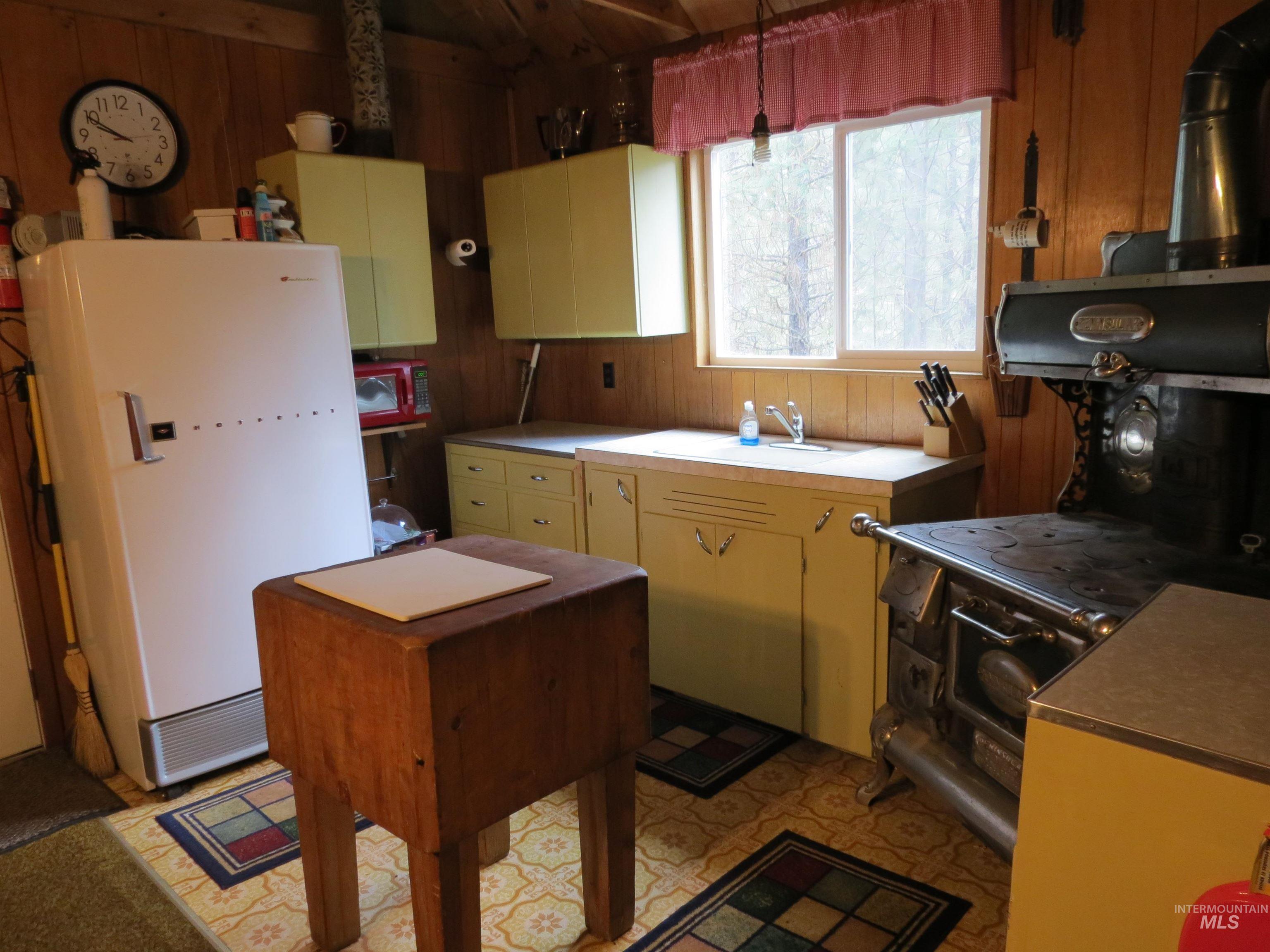 918 Middlefork Rd., Garden Valley, Idaho 83622, 2 Bedrooms, 1 Bathroom, Residential For Sale, Price $325,000,MLS 98977357