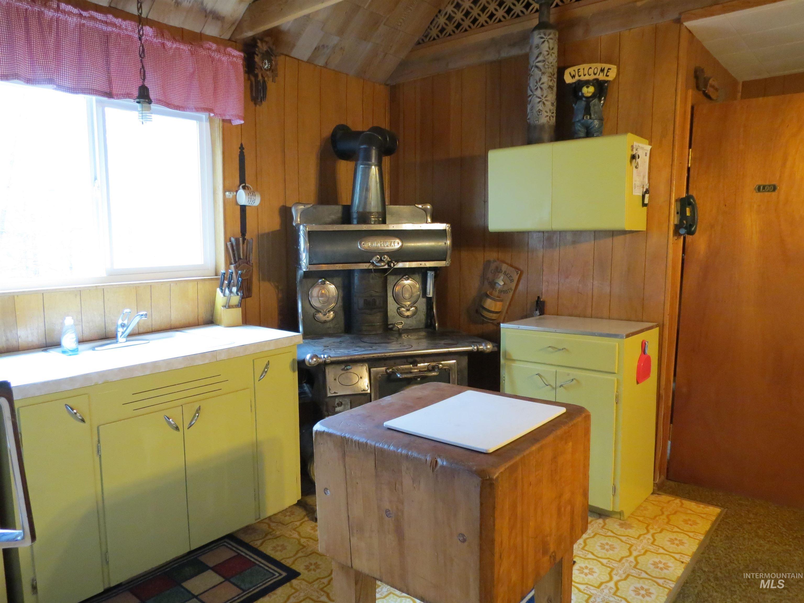 918 Middlefork Rd., Garden Valley, Idaho 83622, 2 Bedrooms, 1 Bathroom, Residential For Sale, Price $325,000,MLS 98977357