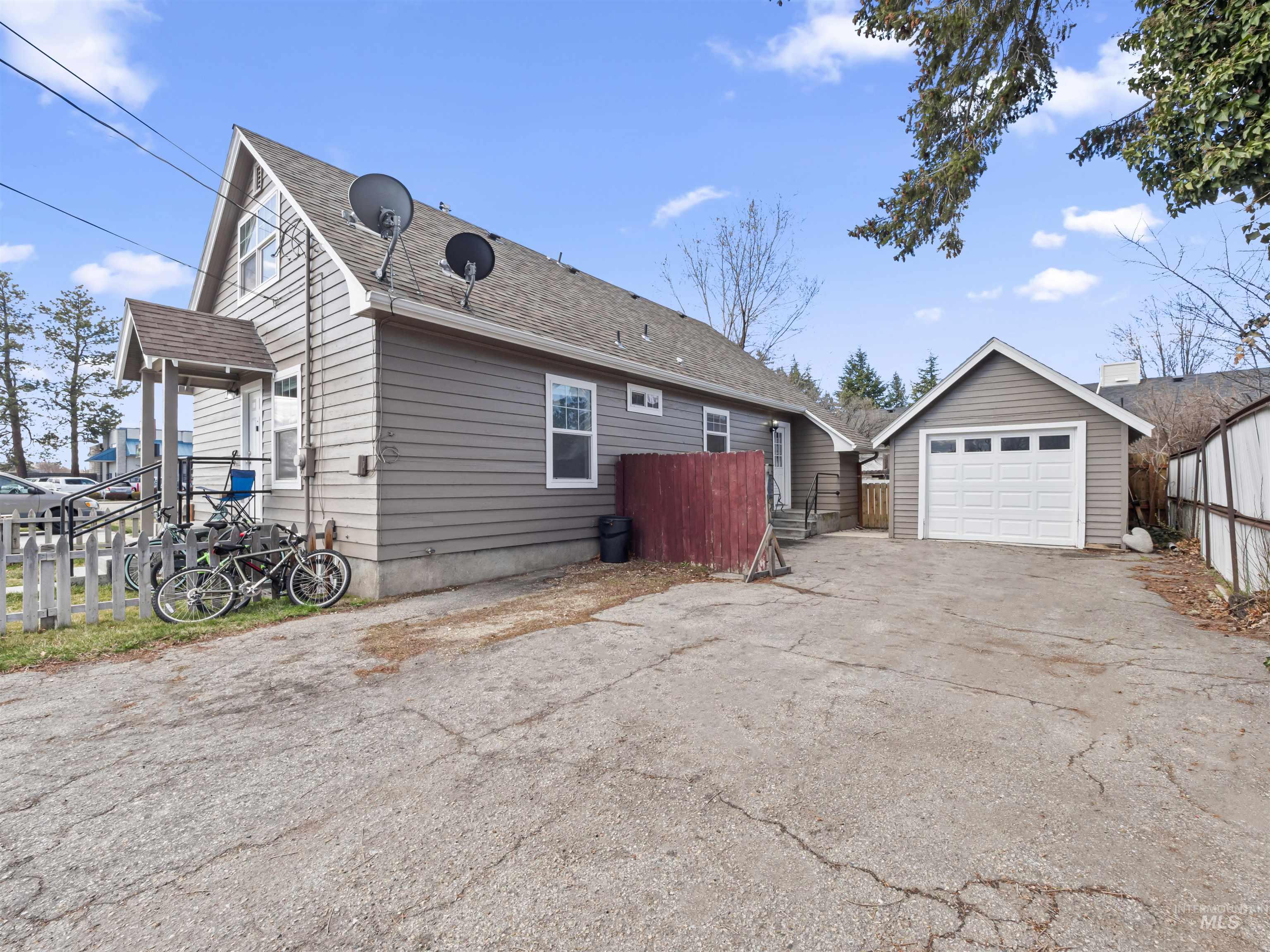 3500 W Overland Road, Boise, Idaho 83705, 5 Bedrooms, Business/Commercial For Sale, Price $569,900, 98977358