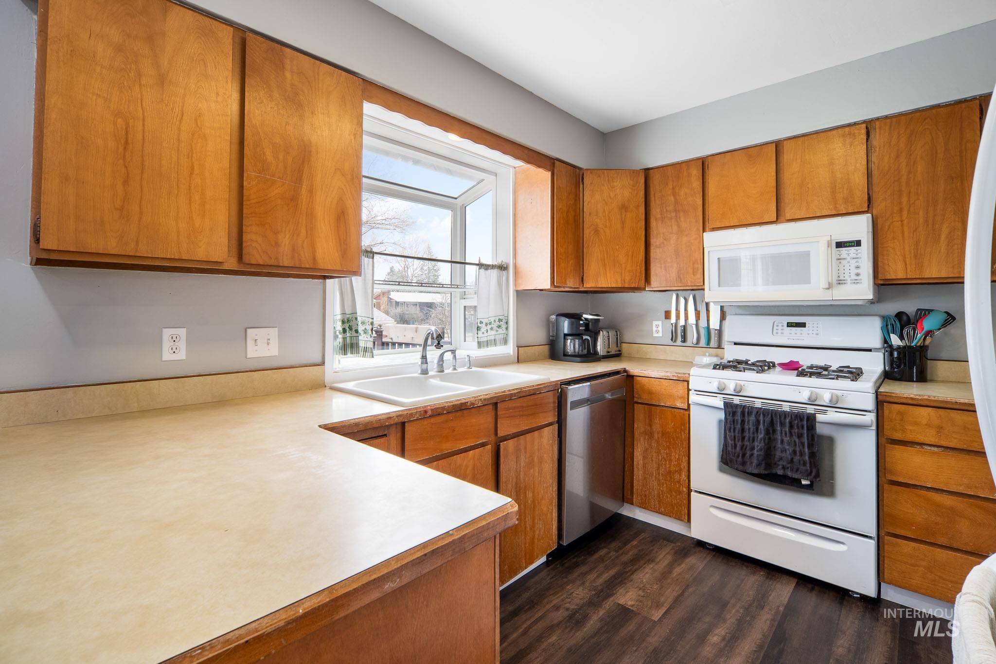 814 Valley View Dr., Moscow, Idaho 83843, 4 Bedrooms, 2 Bathrooms, Residential For Sale, Price $515,000,MLS 98977366