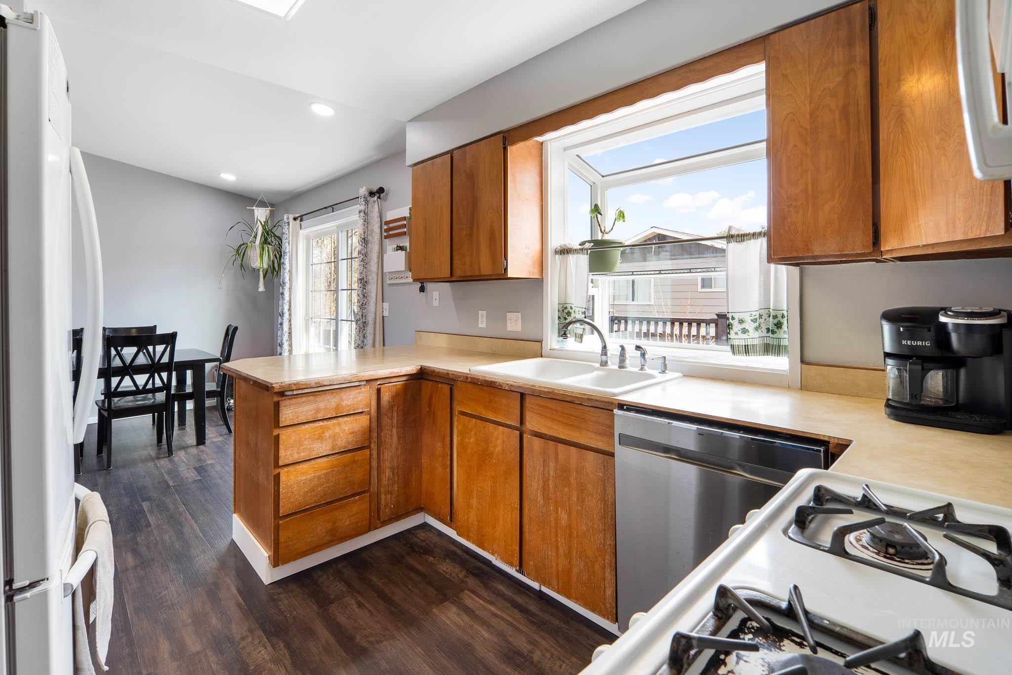 814 Valley View Dr., Moscow, Idaho 83843, 4 Bedrooms, 2 Bathrooms, Residential For Sale, Price $515,000,MLS 98977366