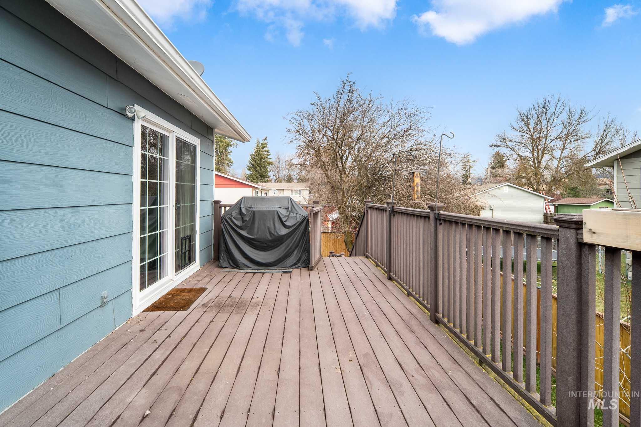 814 Valley View Dr., Moscow, Idaho 83843, 4 Bedrooms, 2 Bathrooms, Residential For Sale, Price $515,000,MLS 98977366