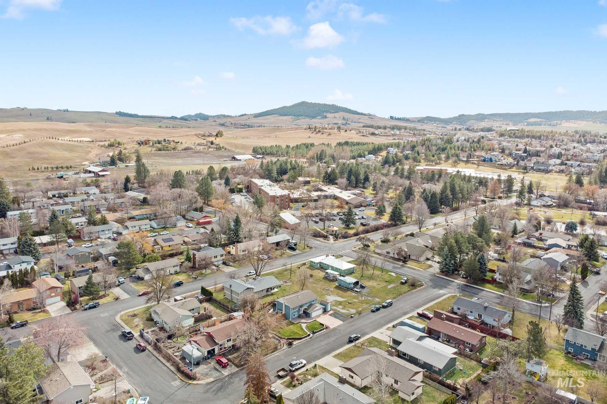 814 Valley View Dr., Moscow, Idaho 83843, 4 Bedrooms, 2 Bathrooms, Residential For Sale, Price $515,000,MLS 98977366