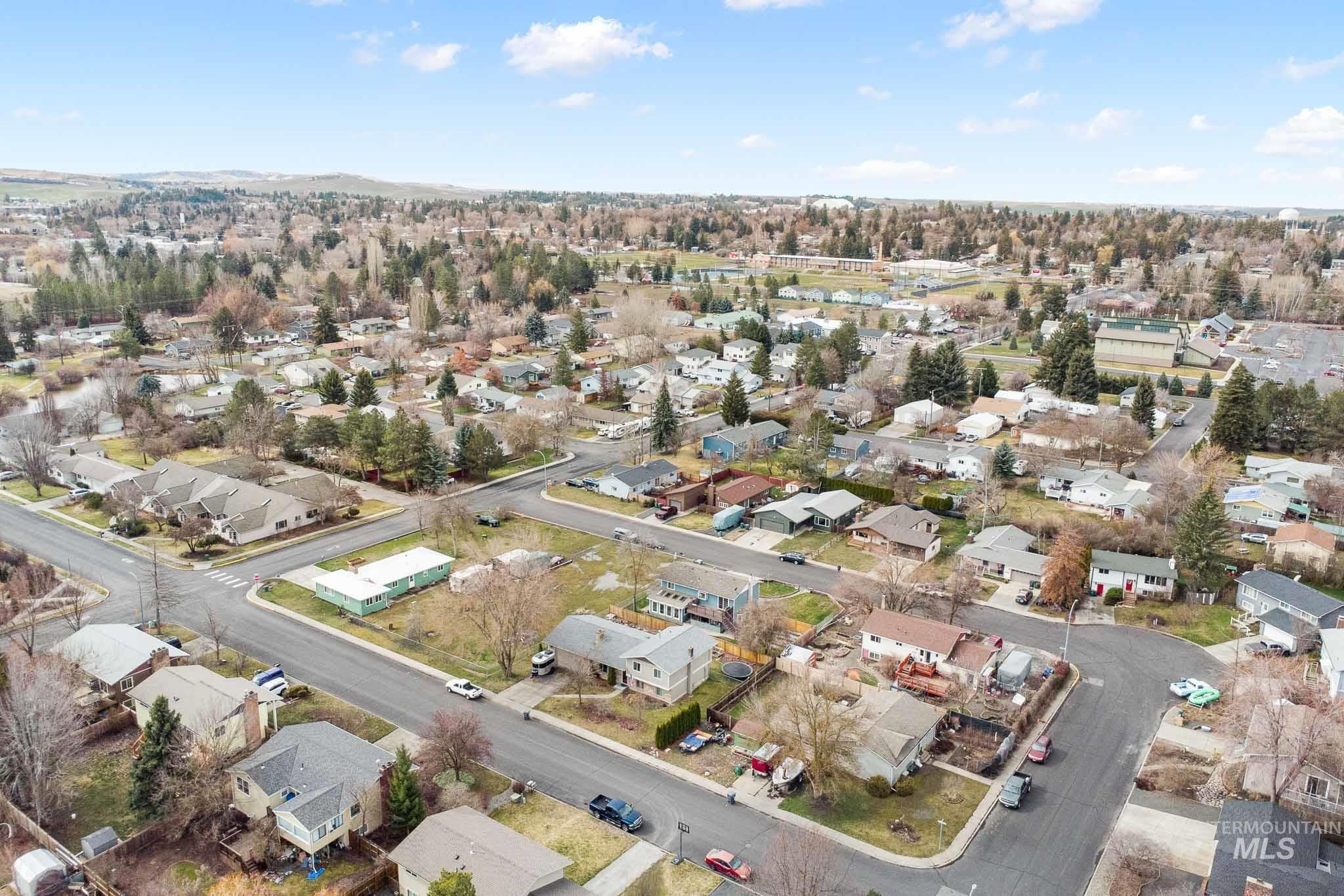 814 Valley View Dr., Moscow, Idaho 83843, 4 Bedrooms, 2 Bathrooms, Residential For Sale, Price $515,000,MLS 98977366