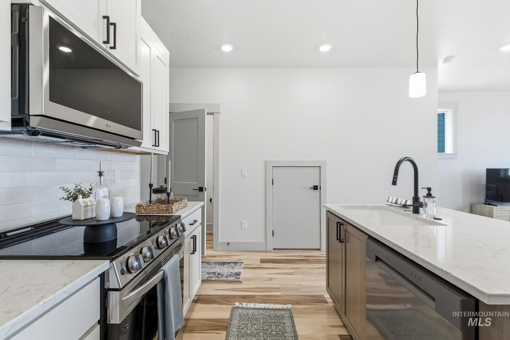 1940 NW Strahorn Dr., Mountain Home, Idaho 83647, 3 Bedrooms, 2.5 Bathrooms, Residential For Sale, Price $339,900,MLS 98977375