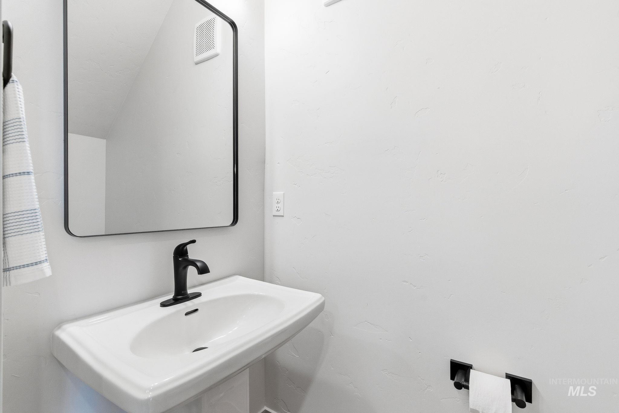 1940 NW Strahorn Dr., Mountain Home, Idaho 83647, 3 Bedrooms, 2.5 Bathrooms, Residential For Sale, Price $339,900,MLS 98977375