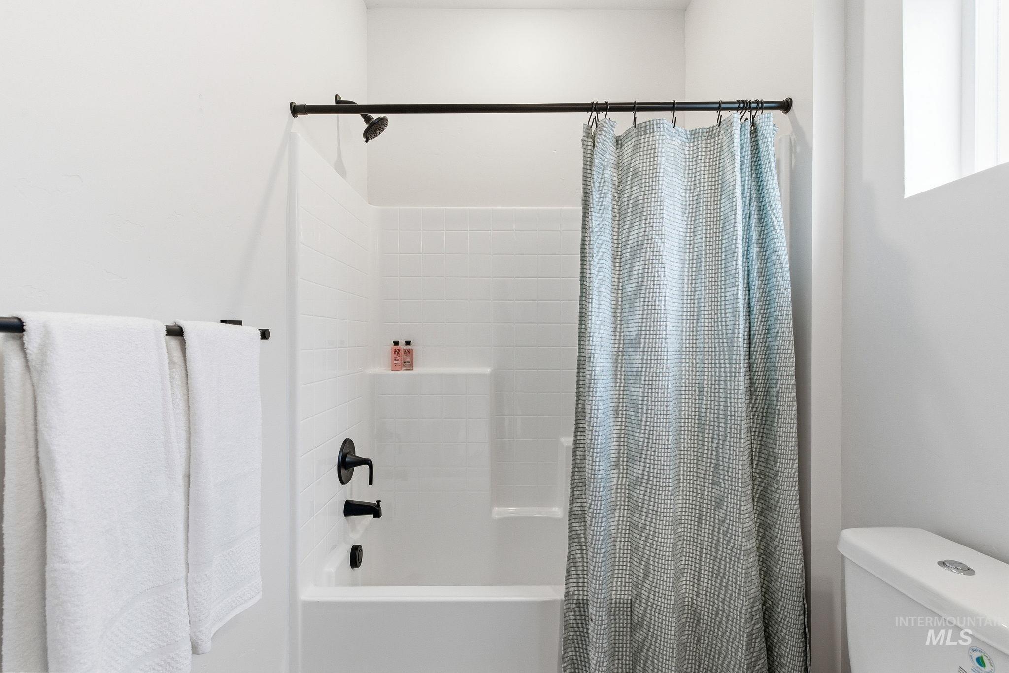 1950 NW Strahorn Dr., Mountain Home, Idaho 83647, 3 Bedrooms, 2.5 Bathrooms, Residential For Sale, Price $339,900,MLS 98977380