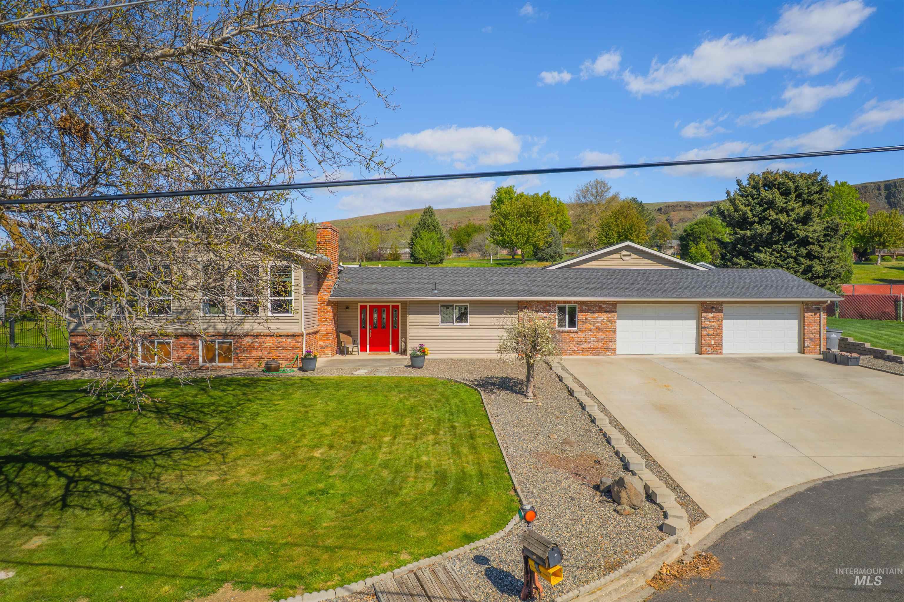 3413 Bluebird Circle, Lewiston, Idaho 83501, 4 Bedrooms, 6 Bathrooms, Residential For Sale, Price $755,000,MLS 98977393