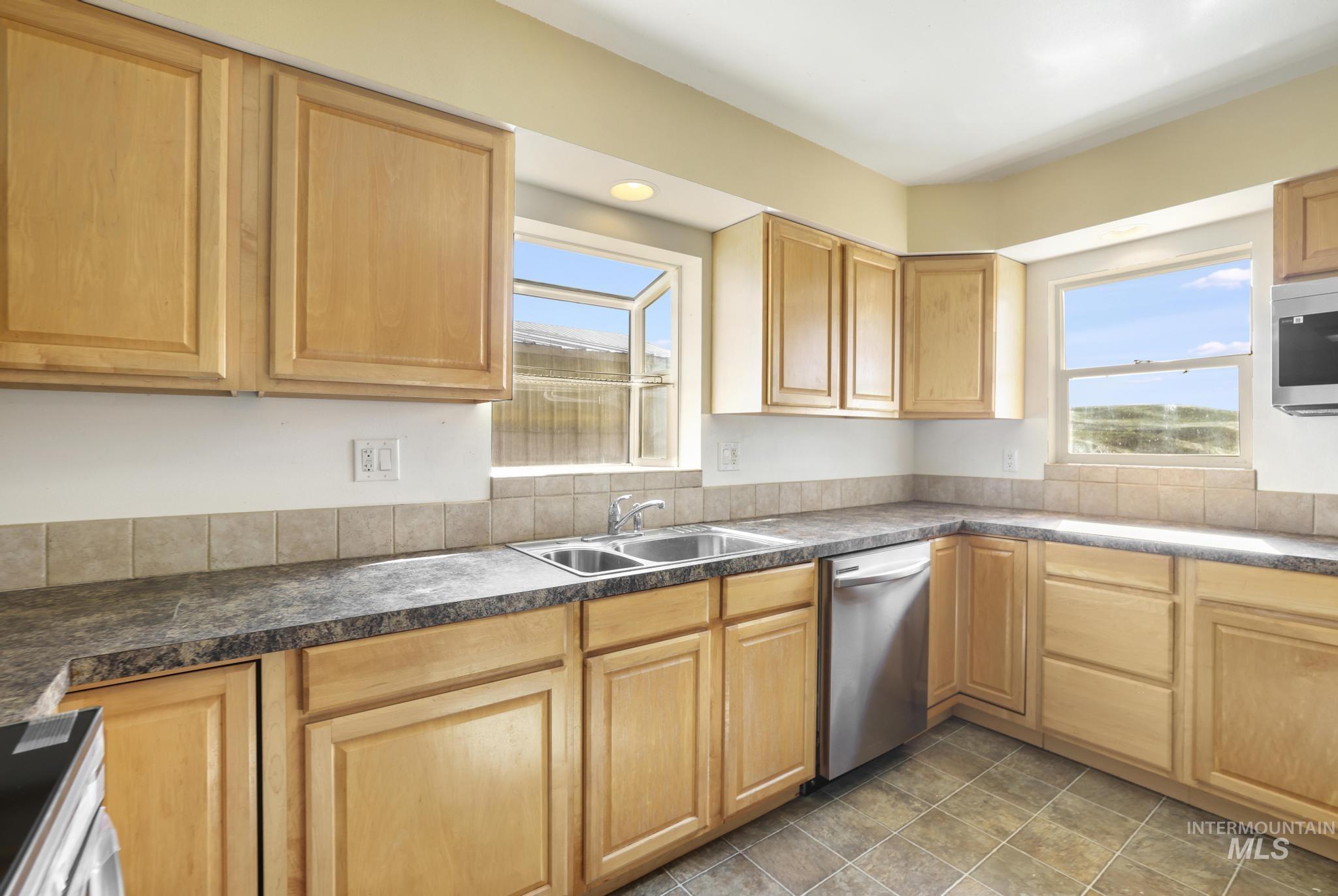 87 E Snake River Ave, Glenns Ferry, Idaho 83623, 3 Bedrooms, 1.5 Bathrooms, Residential For Sale, Price $244,900, 98977395