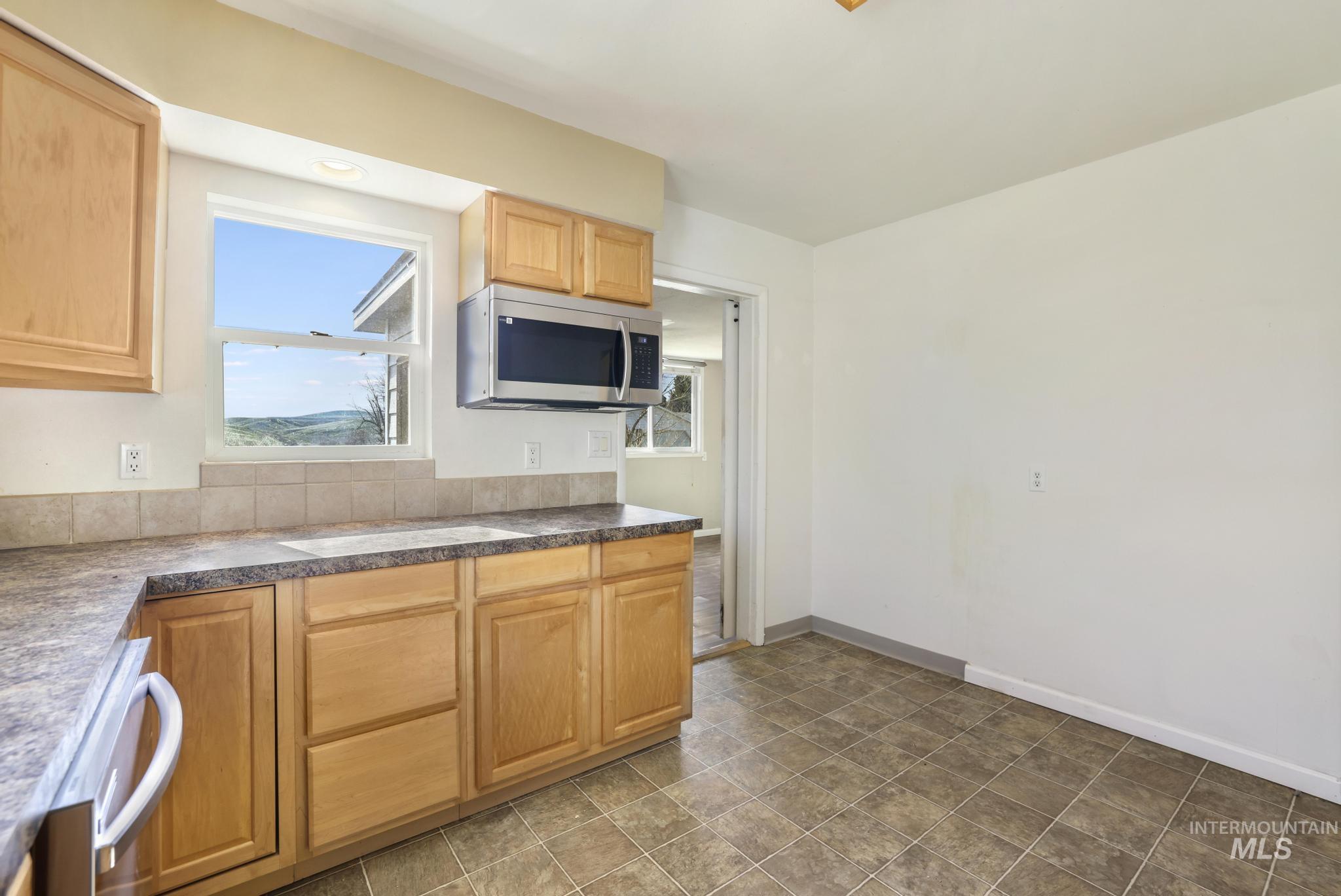 87 E Snake River Ave, Glenns Ferry, Idaho 83623, 3 Bedrooms, 1.5 Bathrooms, Residential For Sale, Price $244,900, 98977395