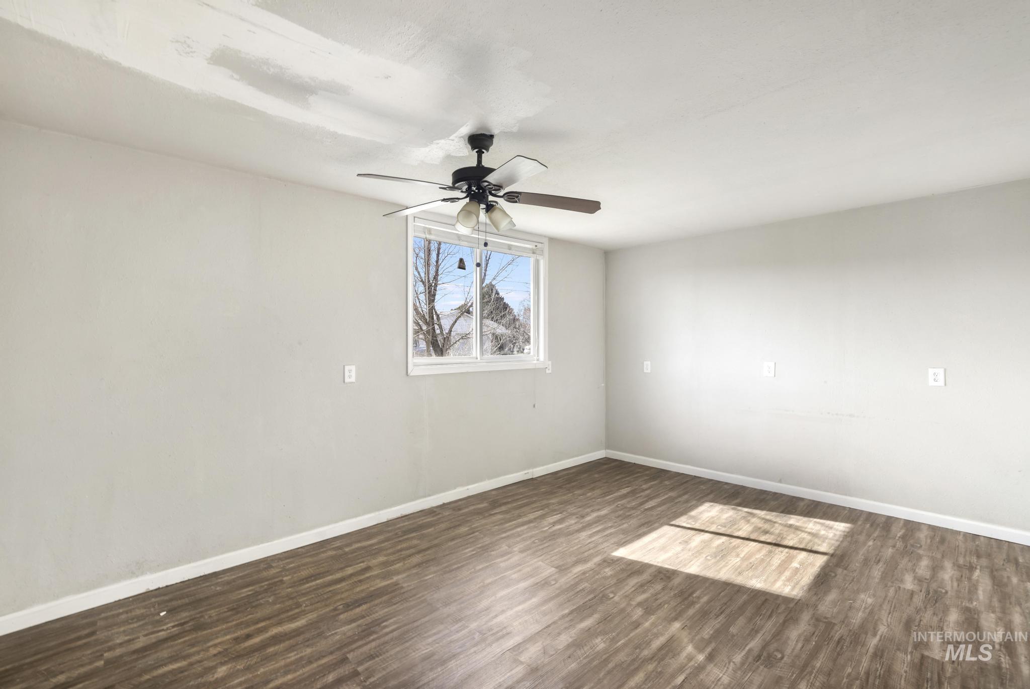 87 E Snake River Ave, Glenns Ferry, Idaho 83623, 3 Bedrooms, 1.5 Bathrooms, Residential For Sale, Price $244,900, 98977395