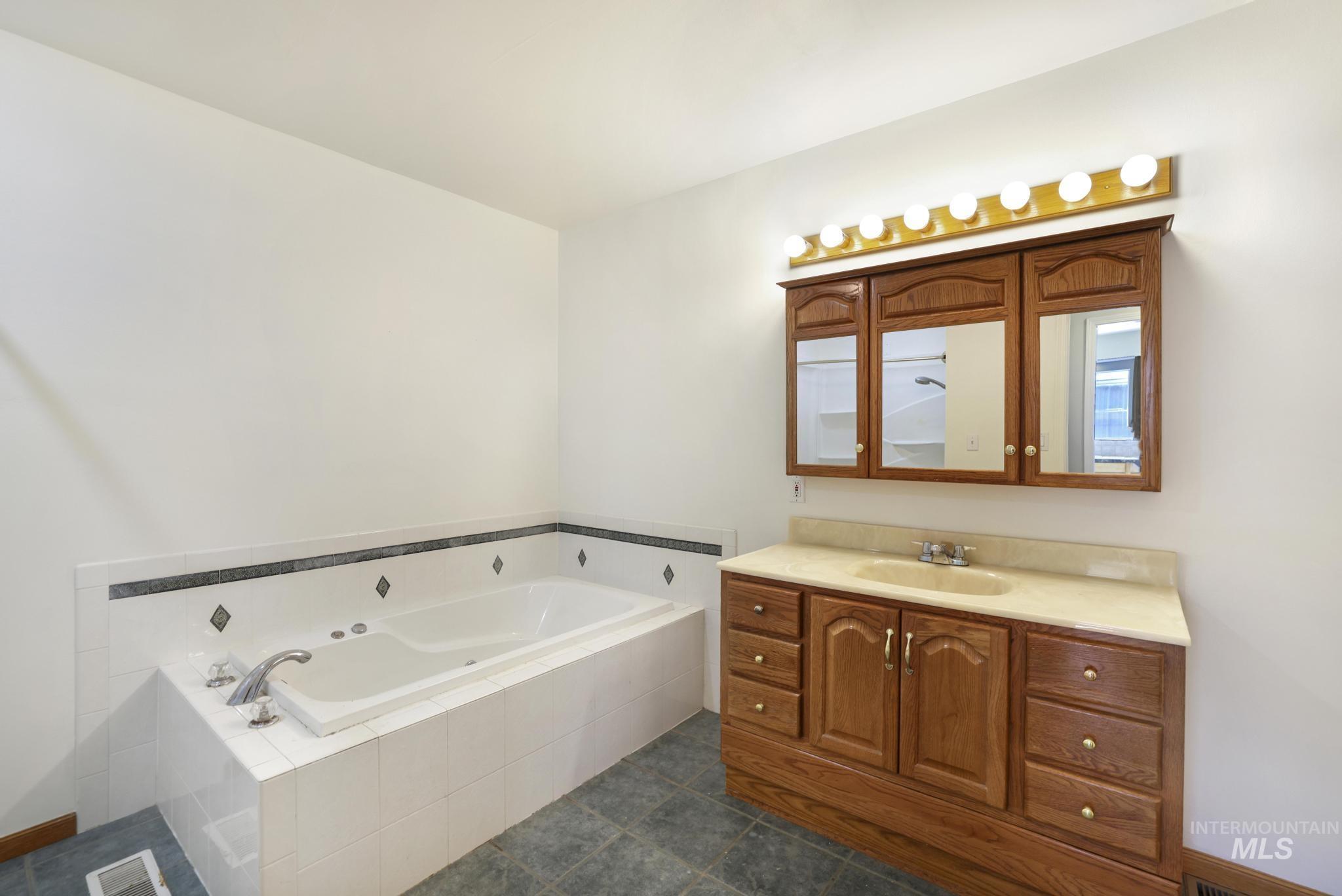 87 E Snake River Ave, Glenns Ferry, Idaho 83623, 3 Bedrooms, 1.5 Bathrooms, Residential For Sale, Price $244,900, 98977395