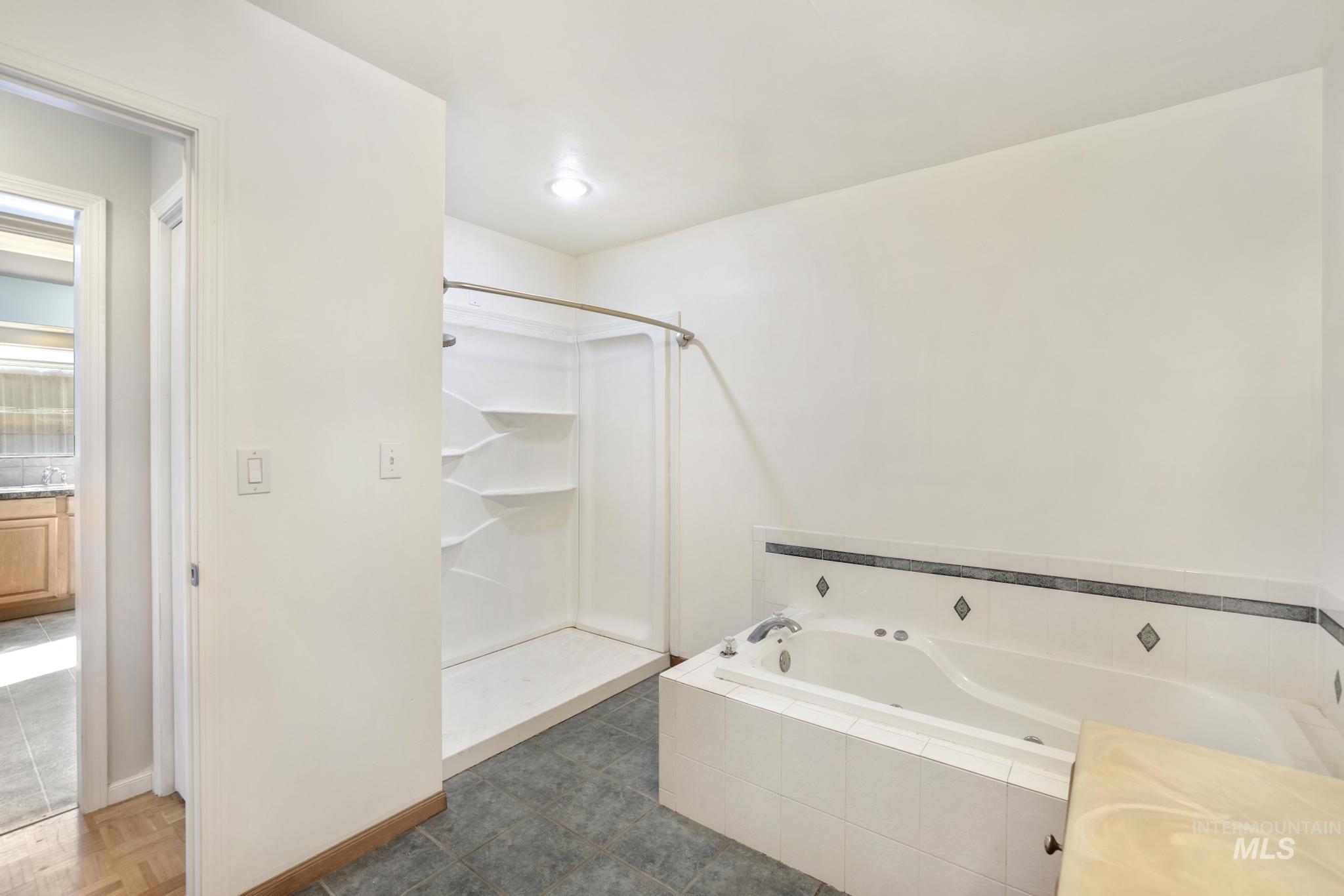 87 E Snake River Ave, Glenns Ferry, Idaho 83623, 3 Bedrooms, 1.5 Bathrooms, Residential For Sale, Price $244,900, 98977395