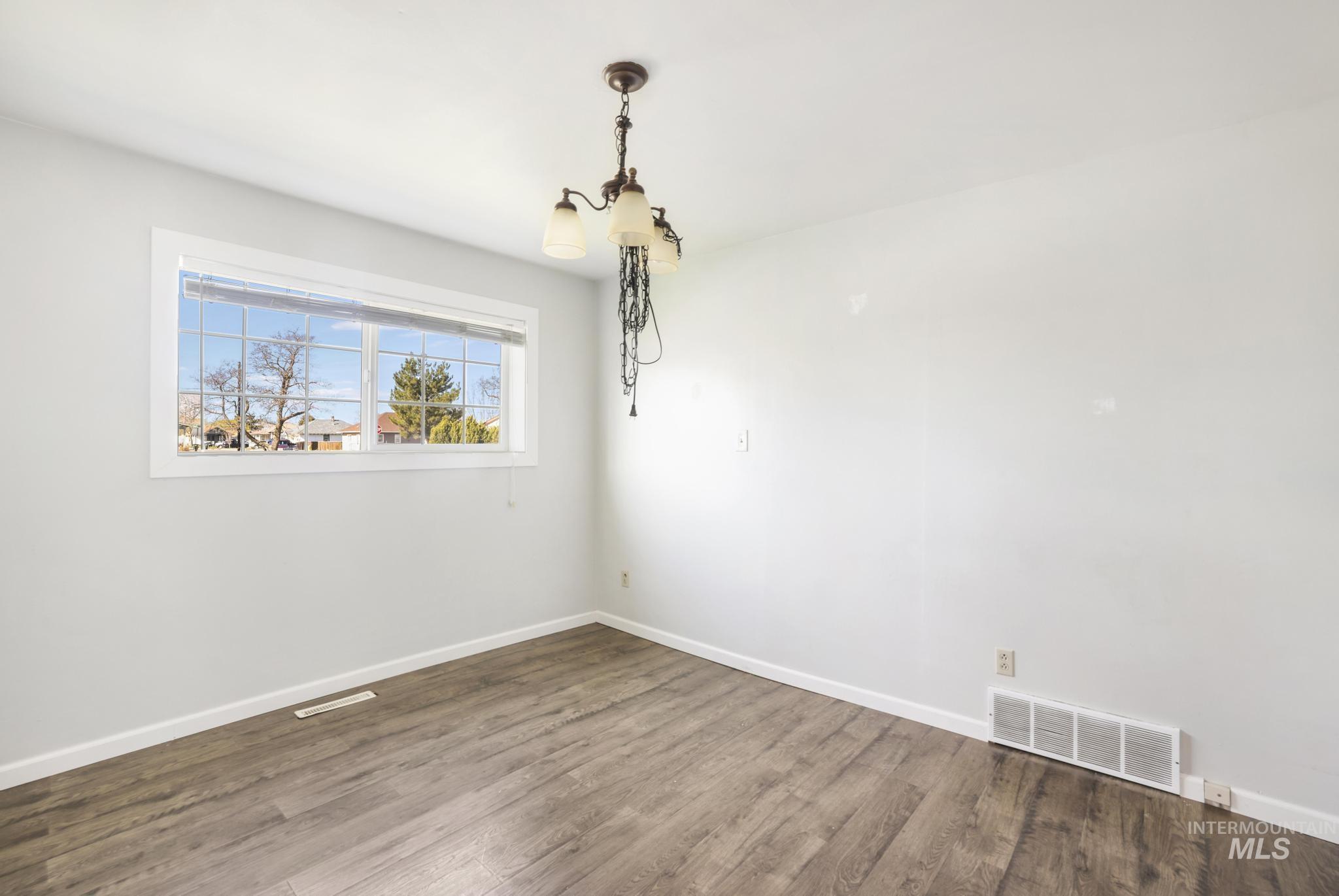 87 E Snake River Ave, Glenns Ferry, Idaho 83623, 3 Bedrooms, 1.5 Bathrooms, Residential For Sale, Price $244,900, 98977395