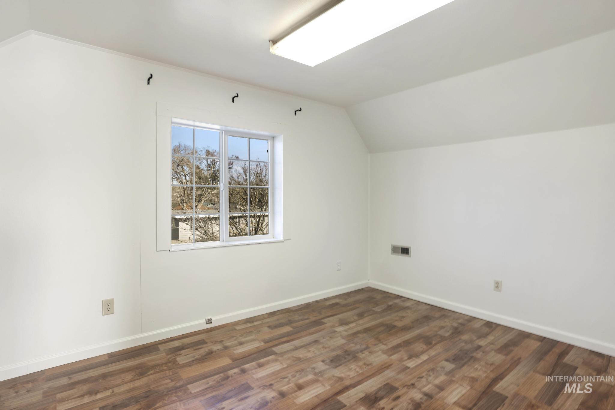 87 E Snake River Ave, Glenns Ferry, Idaho 83623, 3 Bedrooms, 1.5 Bathrooms, Residential For Sale, Price $244,900, 98977395