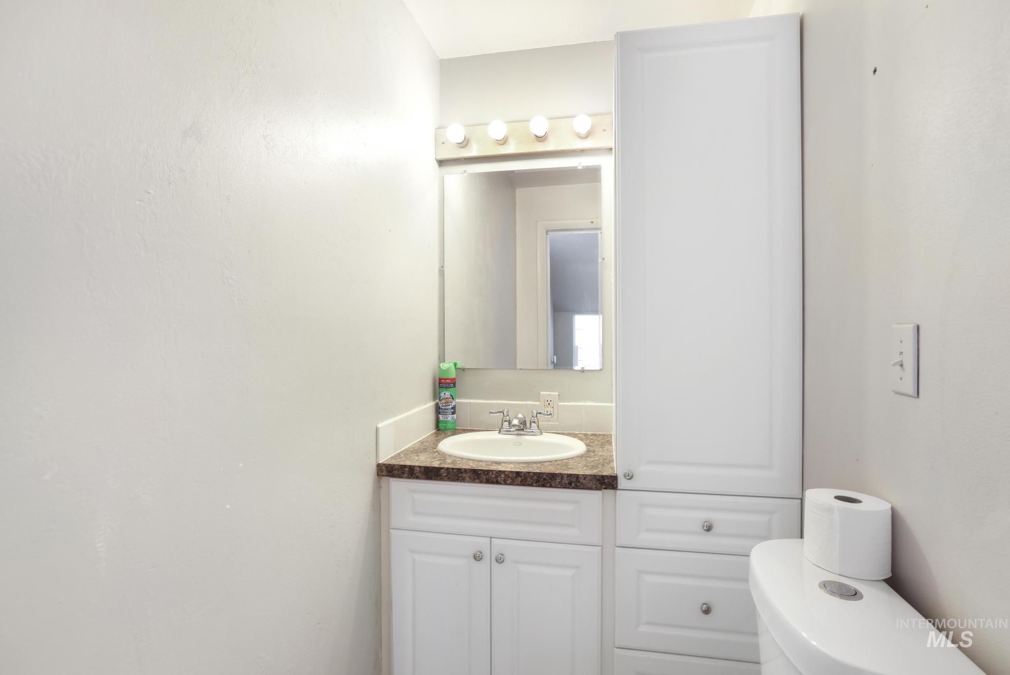 87 E Snake River Ave, Glenns Ferry, Idaho 83623, 3 Bedrooms, 1.5 Bathrooms, Residential For Sale, Price $244,900, 98977395