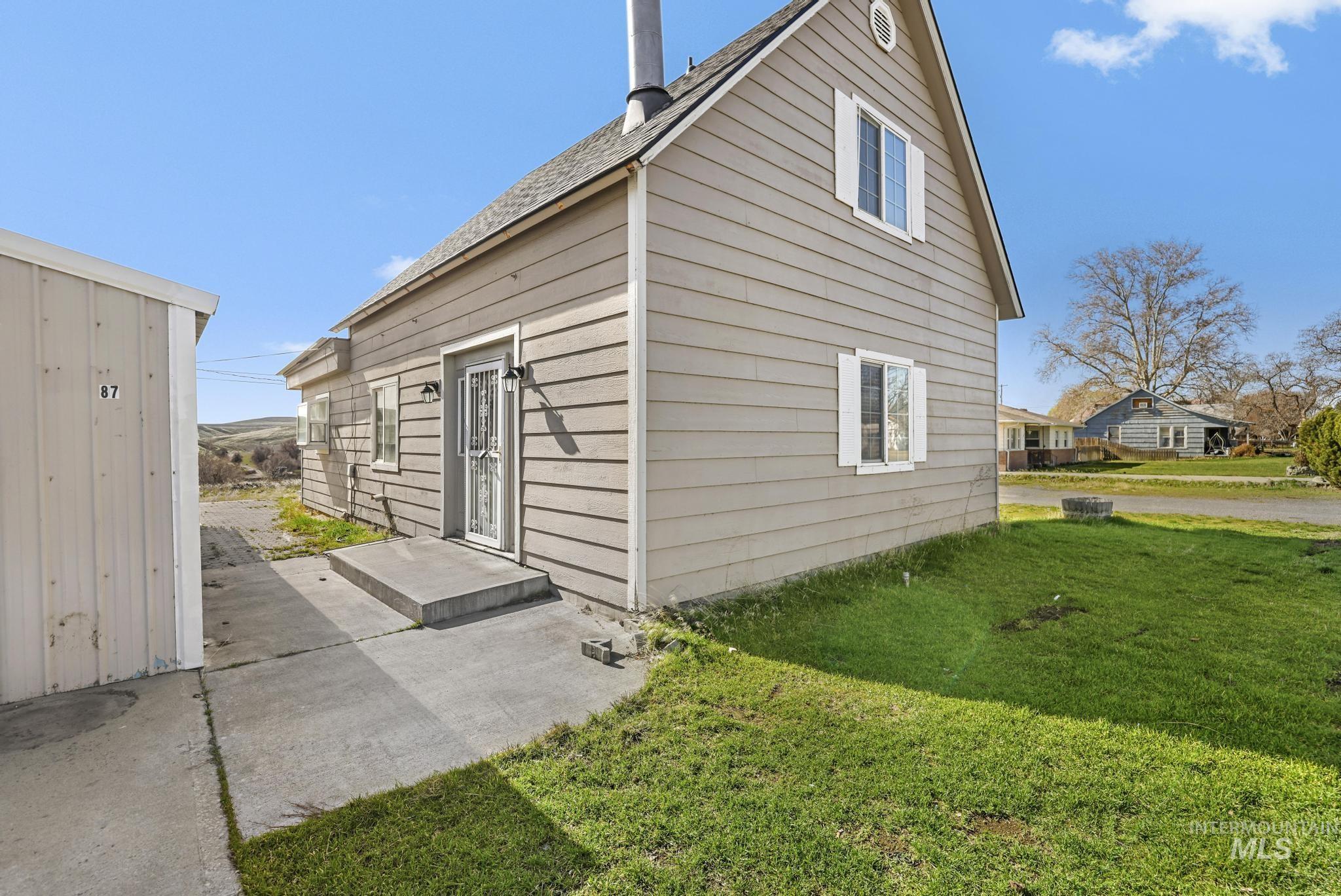 87 E Snake River Ave, Glenns Ferry, Idaho 83623, 3 Bedrooms, 1.5 Bathrooms, Residential For Sale, Price $244,900, 98977395