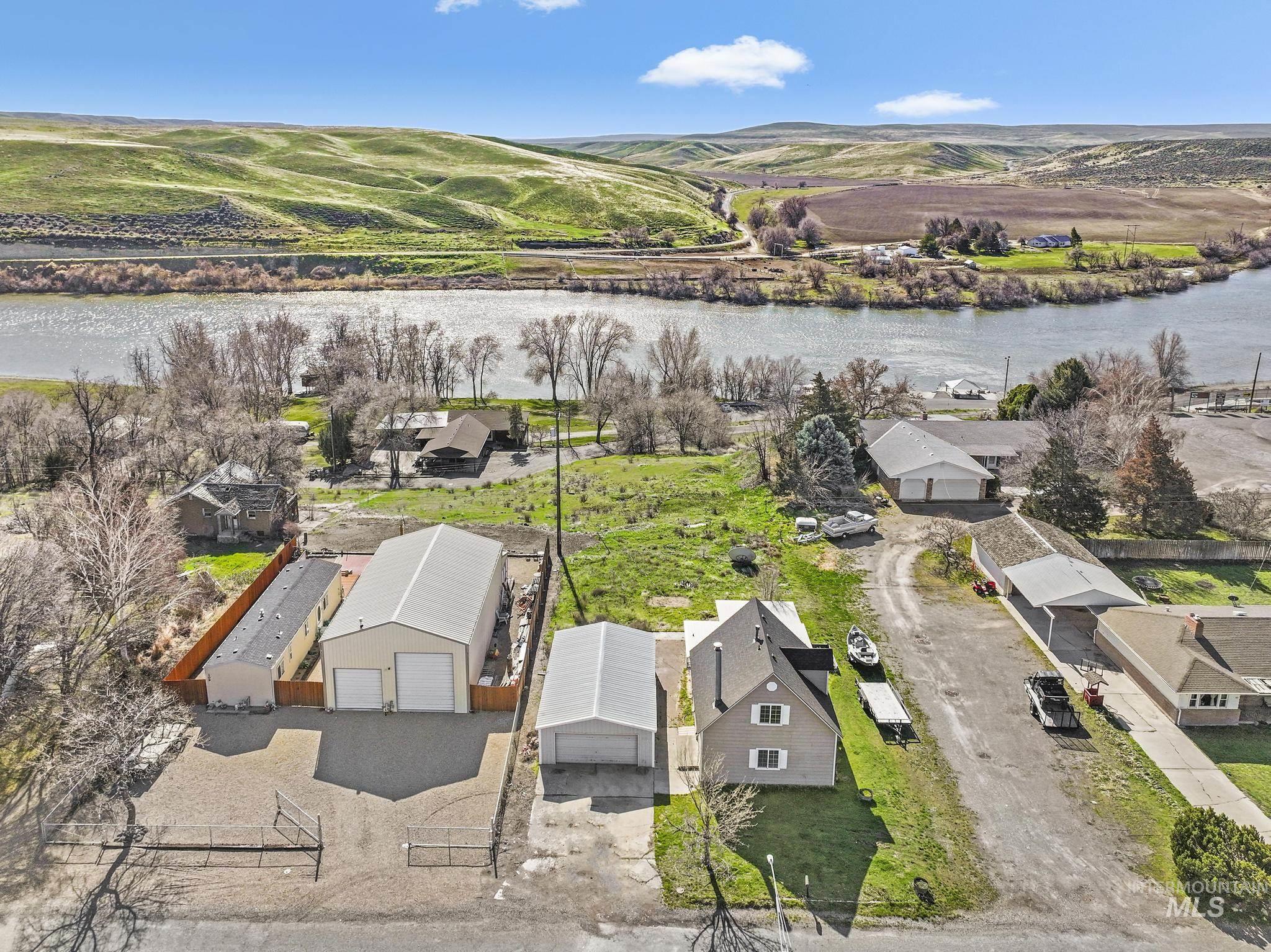 87 E Snake River Ave, Glenns Ferry, Idaho 83623, 3 Bedrooms, 1.5 Bathrooms, Residential For Sale, Price $244,900, 98977395