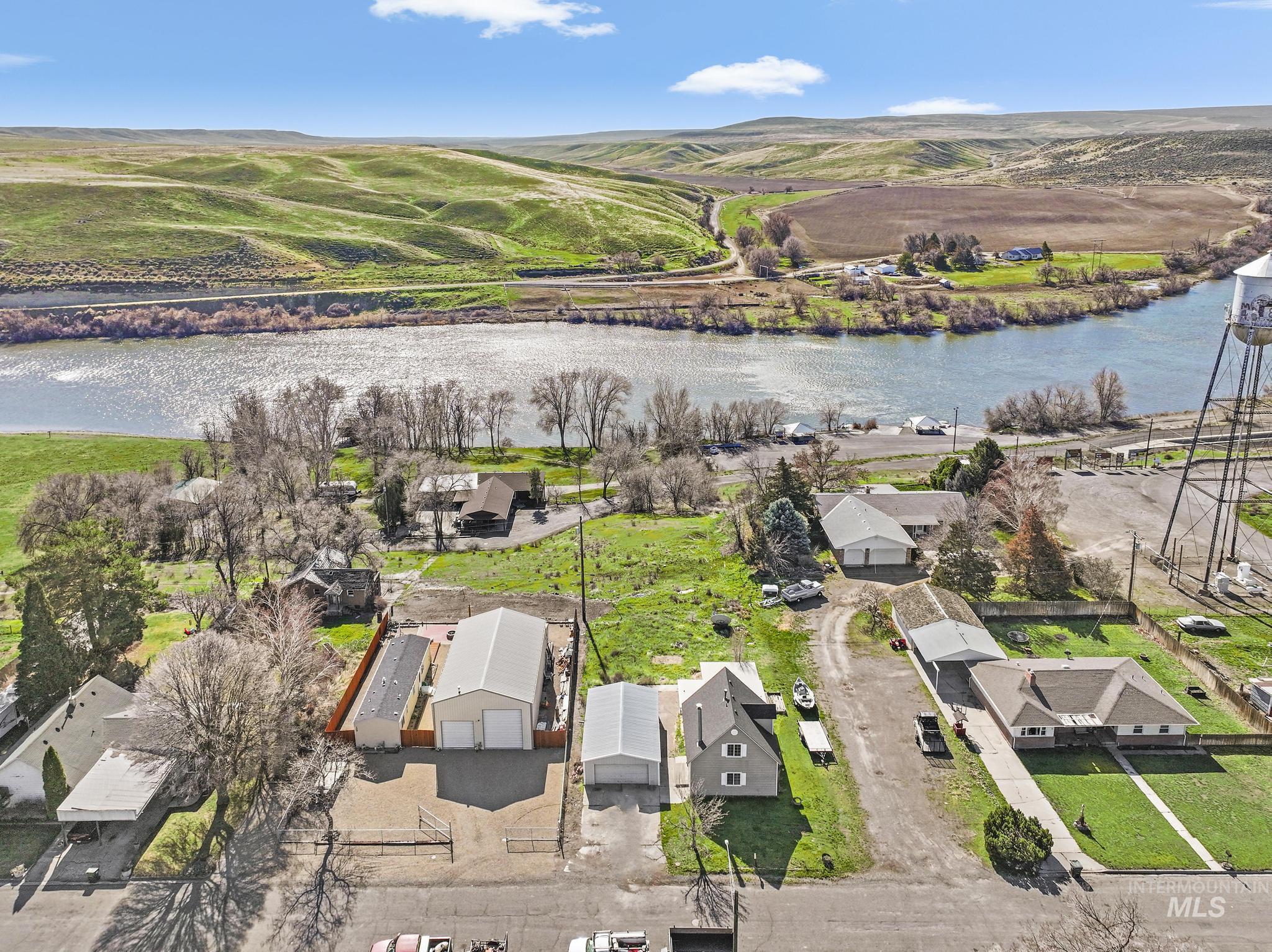 87 E Snake River Ave, Glenns Ferry, Idaho 83623, 3 Bedrooms, 1.5 Bathrooms, Residential For Sale, Price $244,900, 98977395