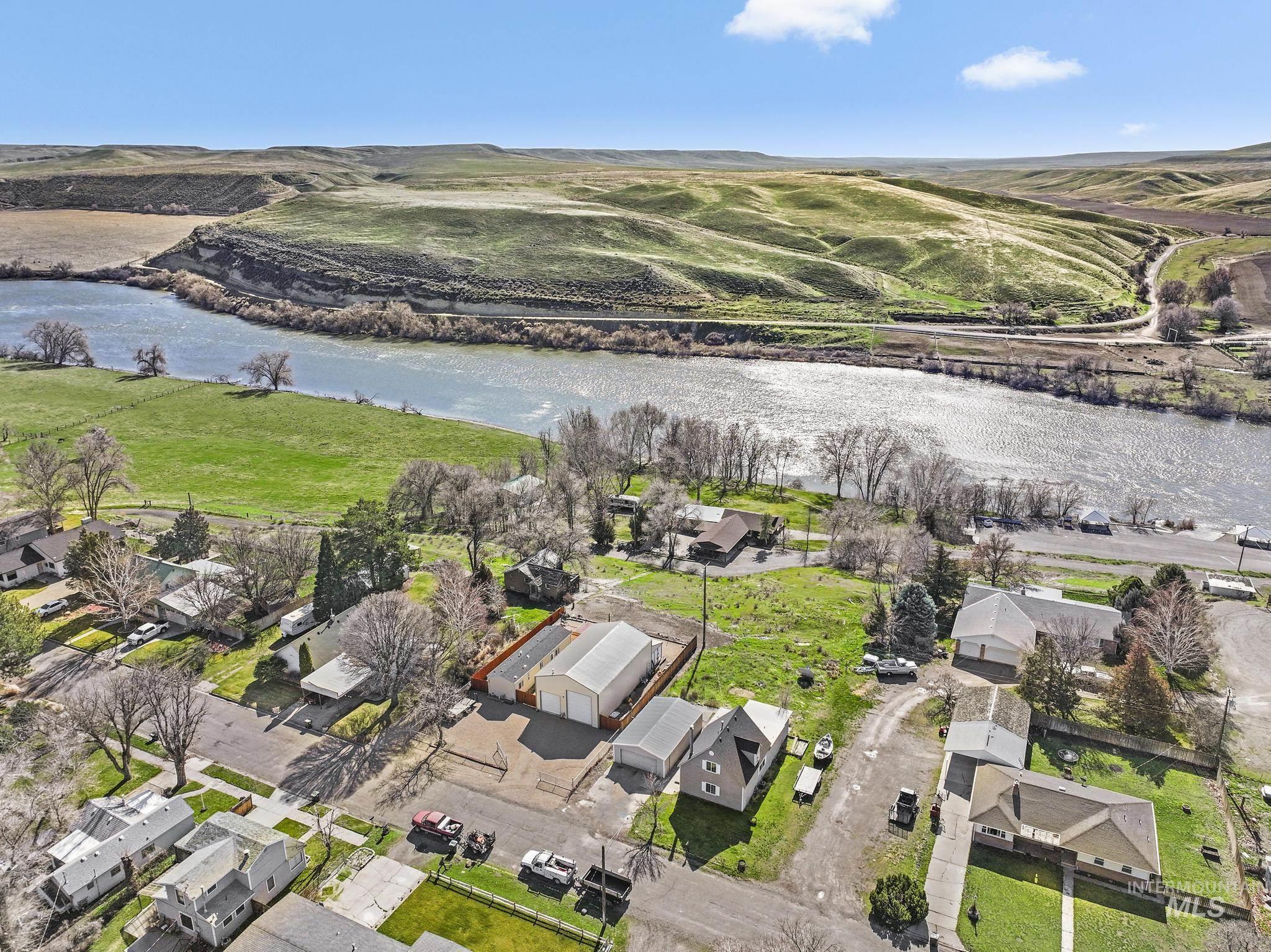 87 E Snake River Ave, Glenns Ferry, Idaho 83623, 3 Bedrooms, 1.5 Bathrooms, Residential For Sale, Price $244,900, 98977395