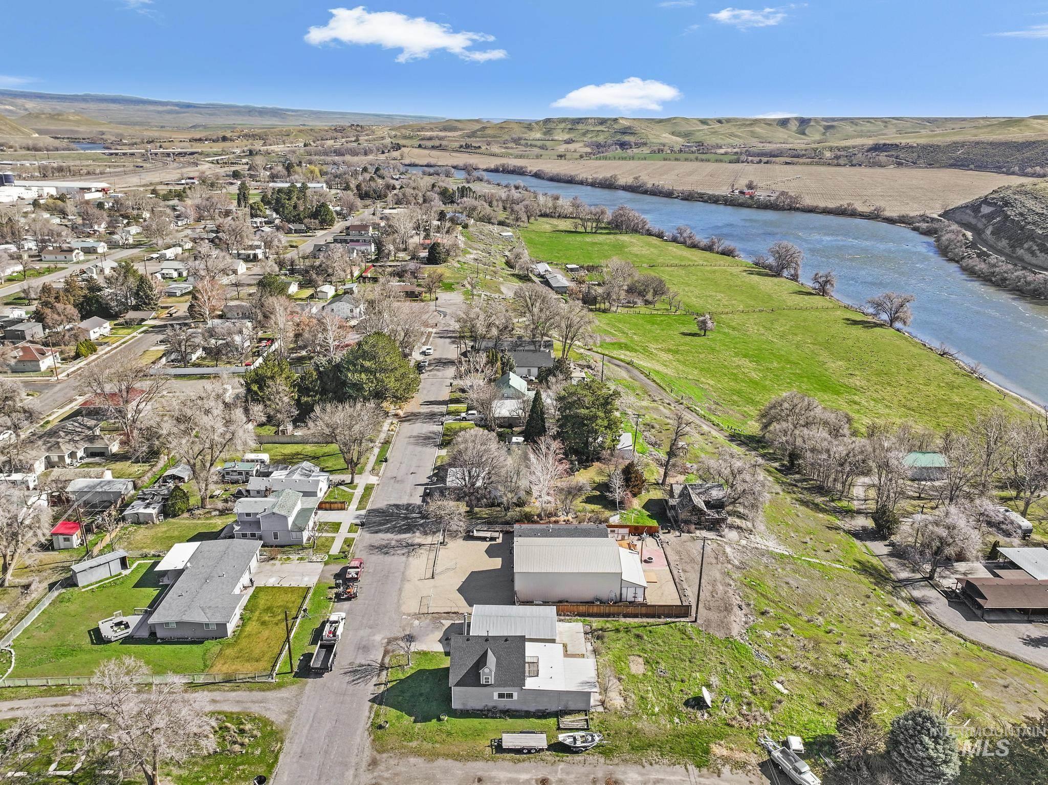 87 E Snake River Ave, Glenns Ferry, Idaho 83623, 3 Bedrooms, 1.5 Bathrooms, Residential For Sale, Price $244,900, 98977395