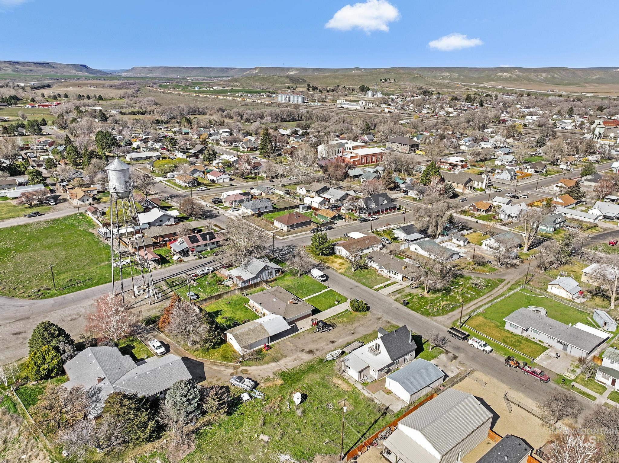 87 E Snake River Ave, Glenns Ferry, Idaho 83623, 3 Bedrooms, 1.5 Bathrooms, Residential For Sale, Price $244,900, 98977395