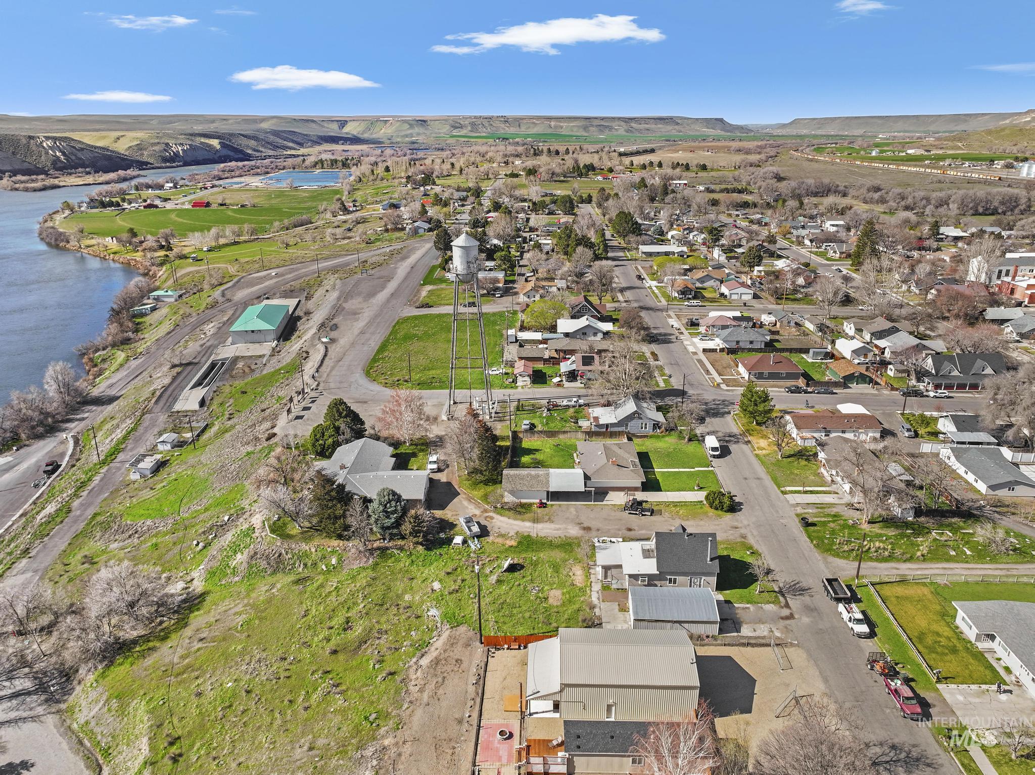 87 E Snake River Ave, Glenns Ferry, Idaho 83623, 3 Bedrooms, 1.5 Bathrooms, Residential For Sale, Price $244,900, 98977395