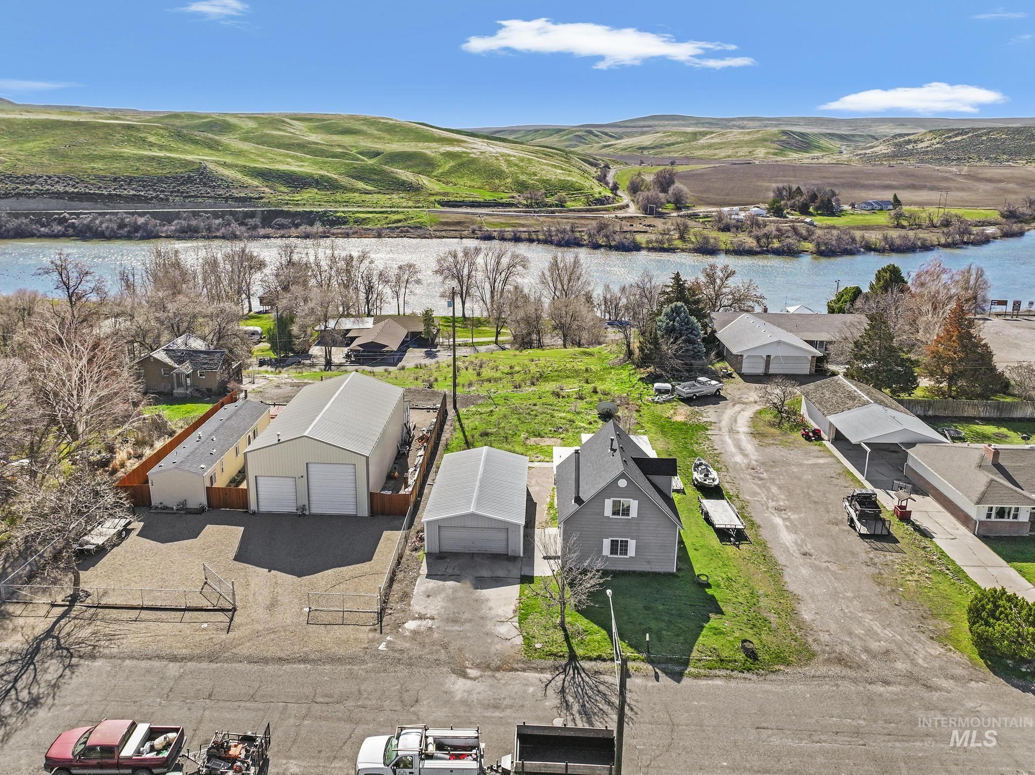 87 E Snake River Ave, Glenns Ferry, Idaho 83623, 3 Bedrooms, 1.5 Bathrooms, Residential For Sale, Price $244,900, 98977395