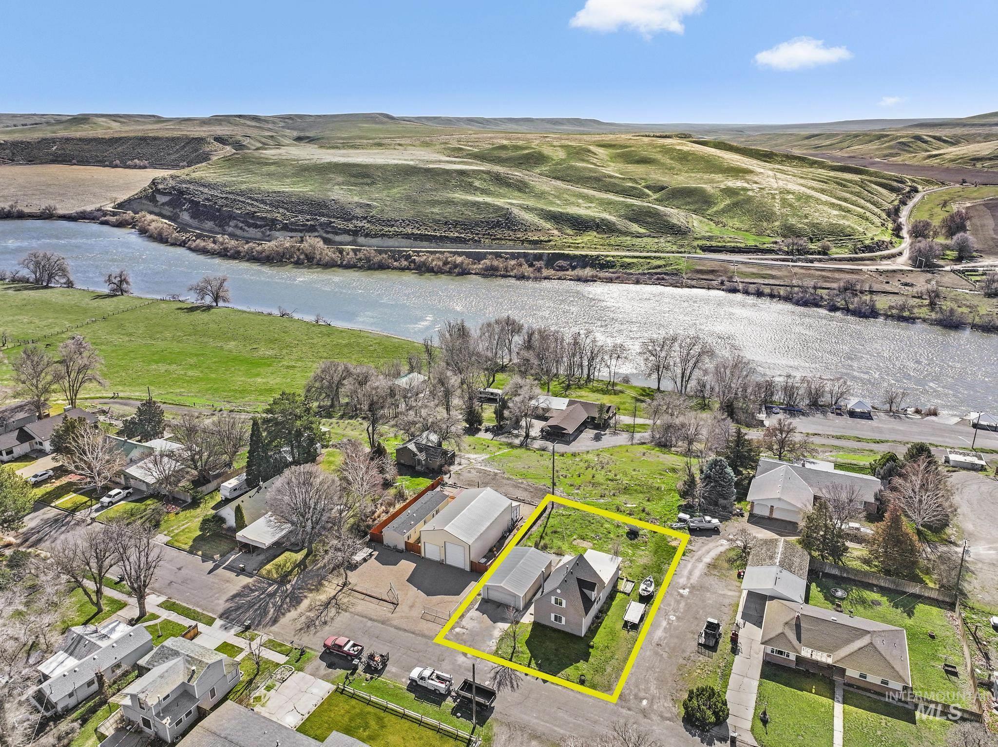 87 E Snake River Ave, Glenns Ferry, Idaho 83623, 3 Bedrooms, 1.5 Bathrooms, Residential For Sale, Price $244,900, 98977395