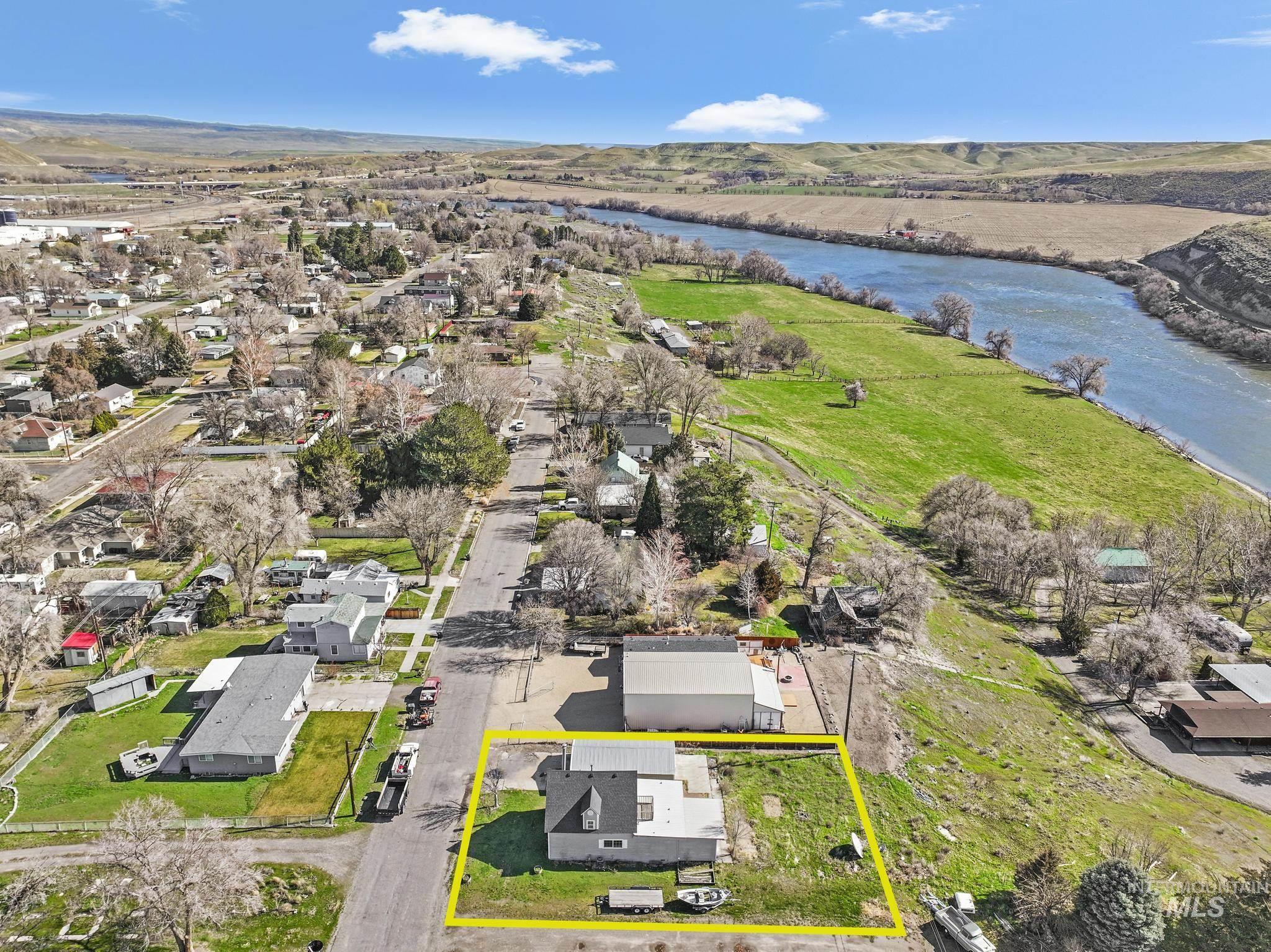 87 E Snake River Ave, Glenns Ferry, Idaho 83623, 3 Bedrooms, 1.5 Bathrooms, Residential For Sale, Price $244,900, 98977395