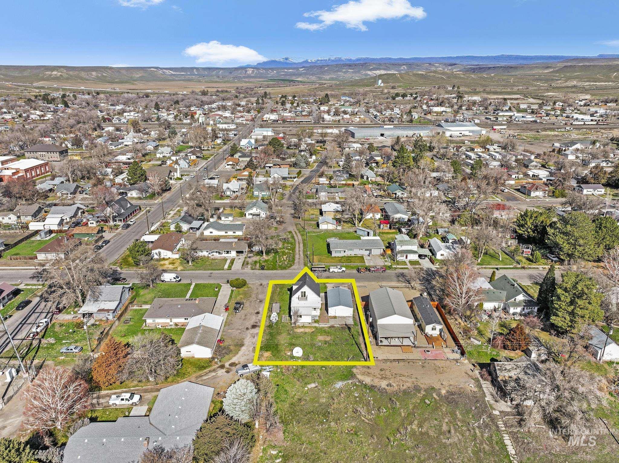 87 E Snake River Ave, Glenns Ferry, Idaho 83623, 3 Bedrooms, 1.5 Bathrooms, Residential For Sale, Price $244,900, 98977395