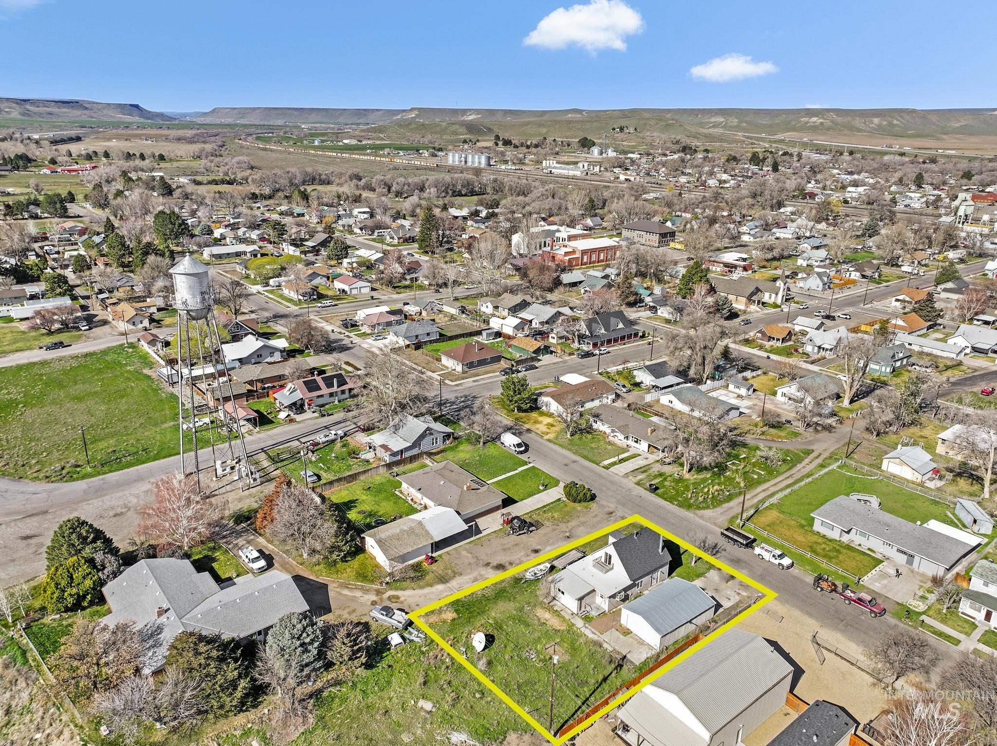 87 E Snake River Ave, Glenns Ferry, Idaho 83623, 3 Bedrooms, 1.5 Bathrooms, Residential For Sale, Price $244,900, 98977395