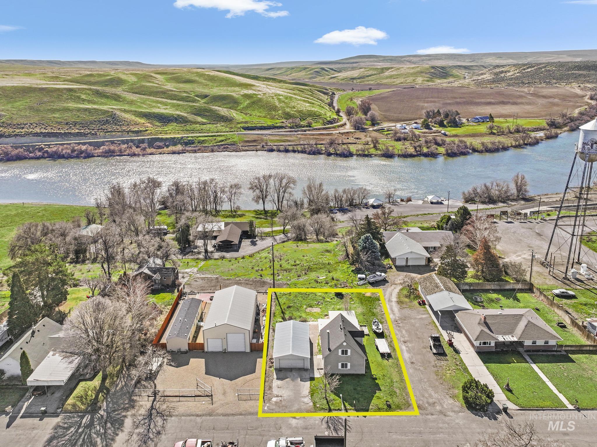 87 E Snake River Ave, Glenns Ferry, Idaho 83623, 3 Bedrooms, 1.5 Bathrooms, Residential For Sale, Price $244,900, 98977395