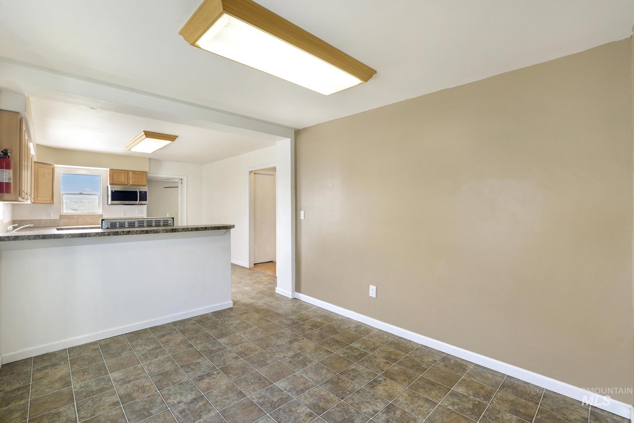 87 E Snake River Ave, Glenns Ferry, Idaho 83623, 3 Bedrooms, 1.5 Bathrooms, Residential For Sale, Price $244,900, 98977395