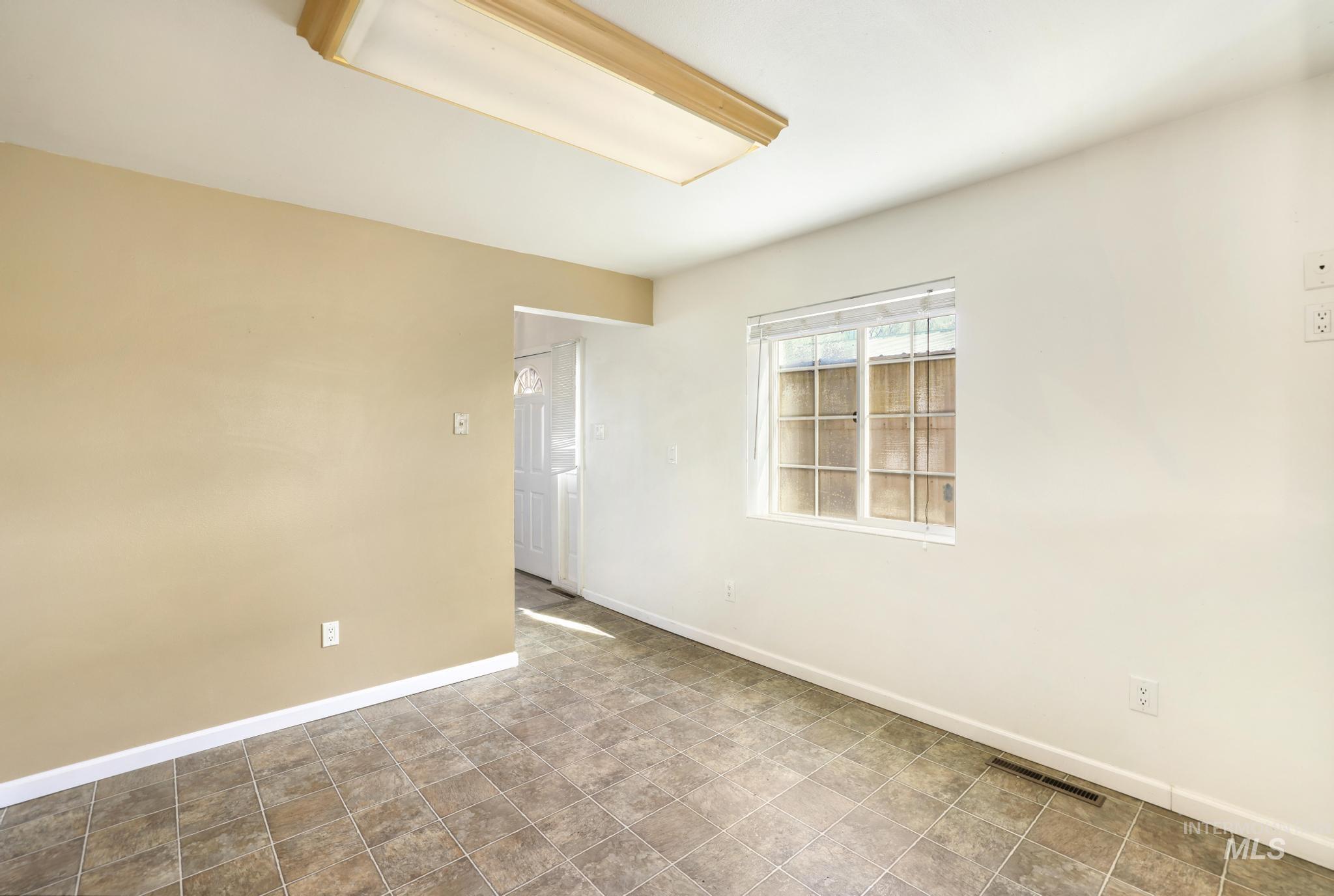 87 E Snake River Ave, Glenns Ferry, Idaho 83623, 3 Bedrooms, 1.5 Bathrooms, Residential For Sale, Price $244,900, 98977395