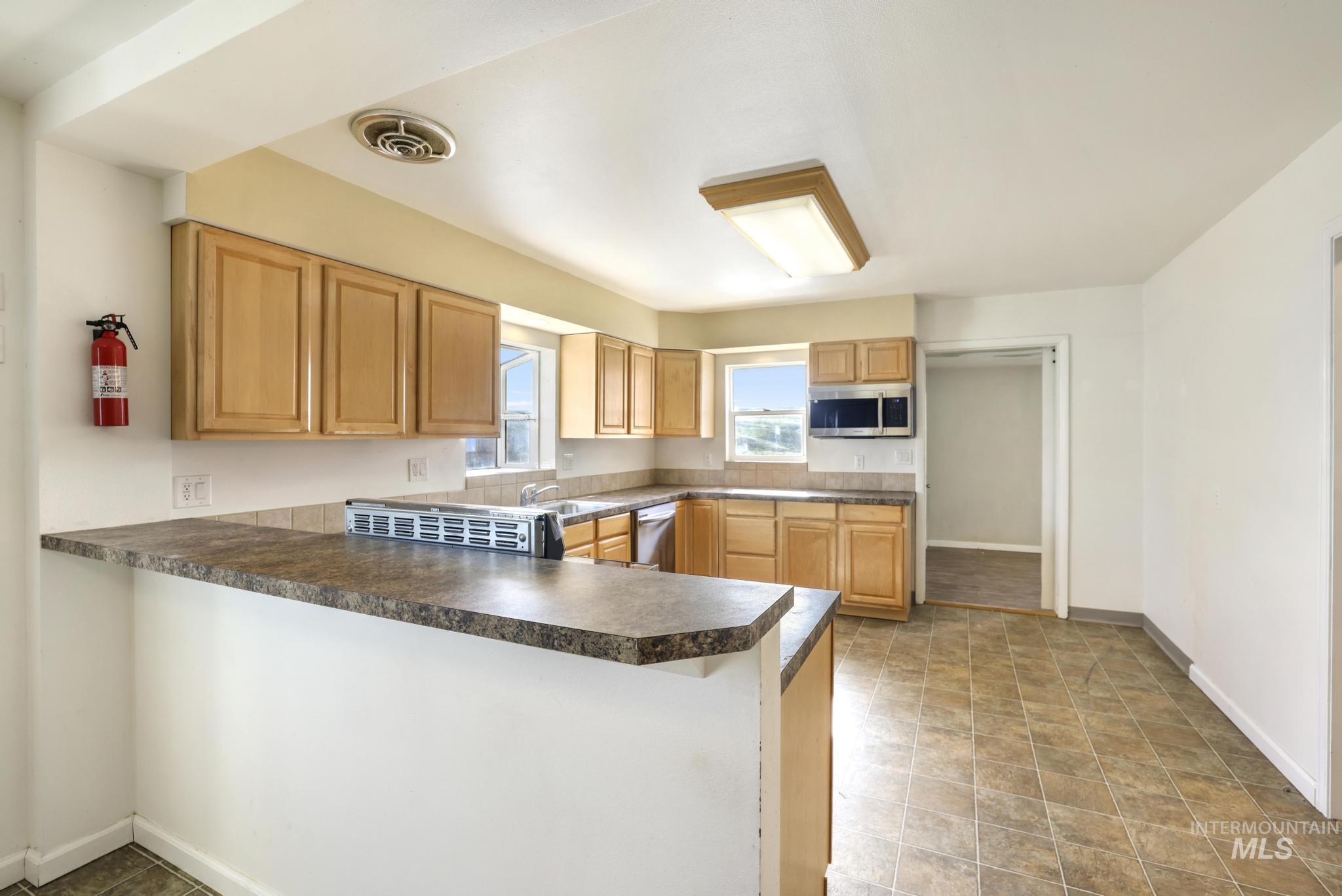 87 E Snake River Ave, Glenns Ferry, Idaho 83623, 3 Bedrooms, 1.5 Bathrooms, Residential For Sale, Price $244,900, 98977395