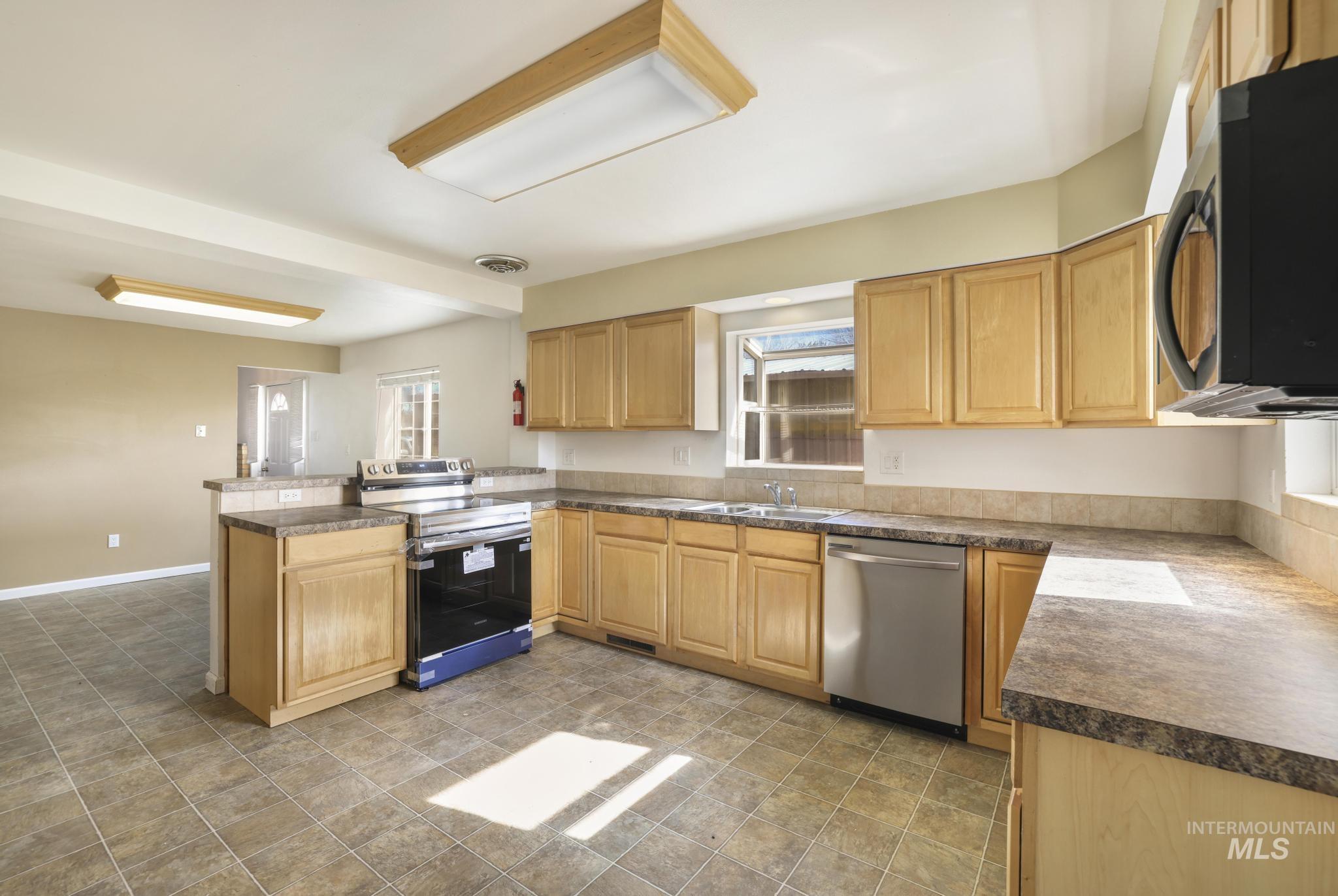 87 E Snake River Ave, Glenns Ferry, Idaho 83623, 3 Bedrooms, 1.5 Bathrooms, Residential For Sale, Price $244,900, 98977395