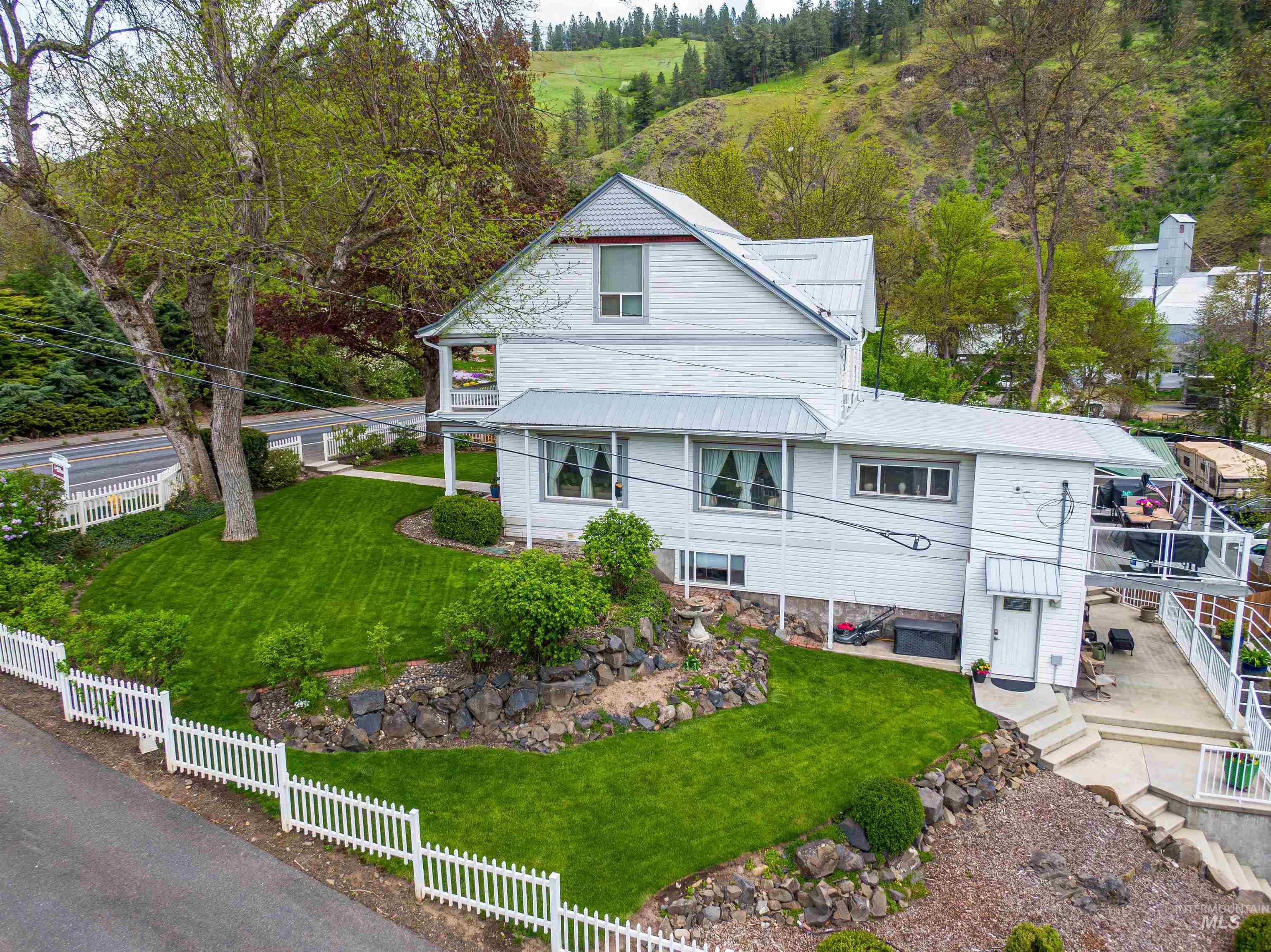 901 E Main St, Kendrick, Idaho 83537, 5 Bedrooms, 3.5 Bathrooms, Residential For Sale, Price $479,000, 98977407