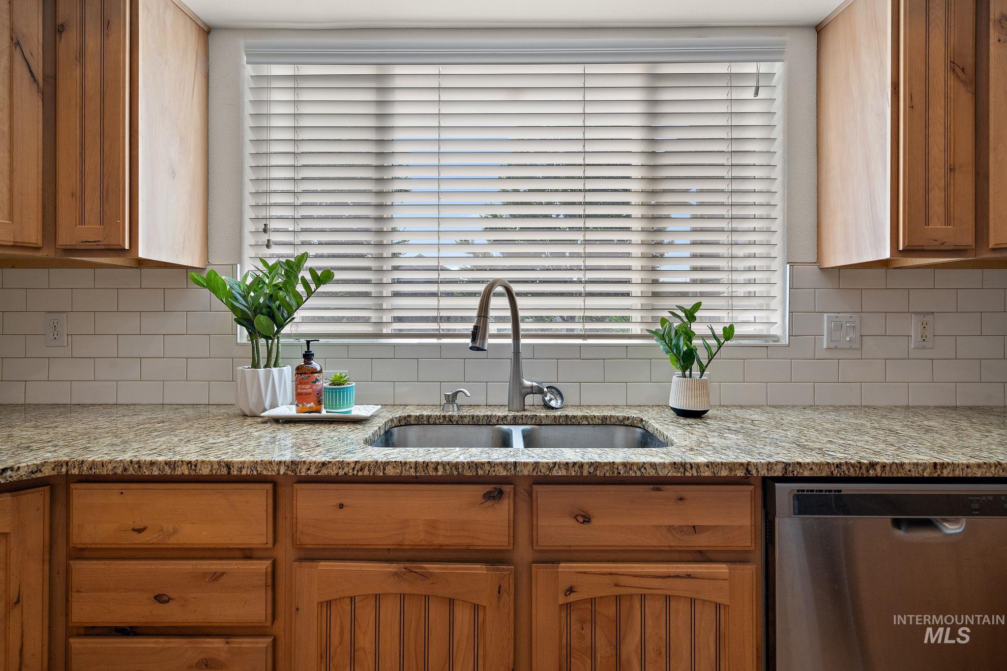 2205 N Aaronmink Way, Meridian, Idaho 83646, 3 Bedrooms, 2 Bathrooms, Residential For Sale, Price $619,000, 98977408