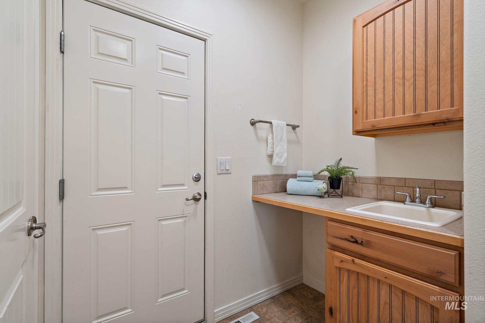 2205 N Aaronmink Way, Meridian, Idaho 83646, 3 Bedrooms, 2 Bathrooms, Residential For Sale, Price $619,000, 98977408