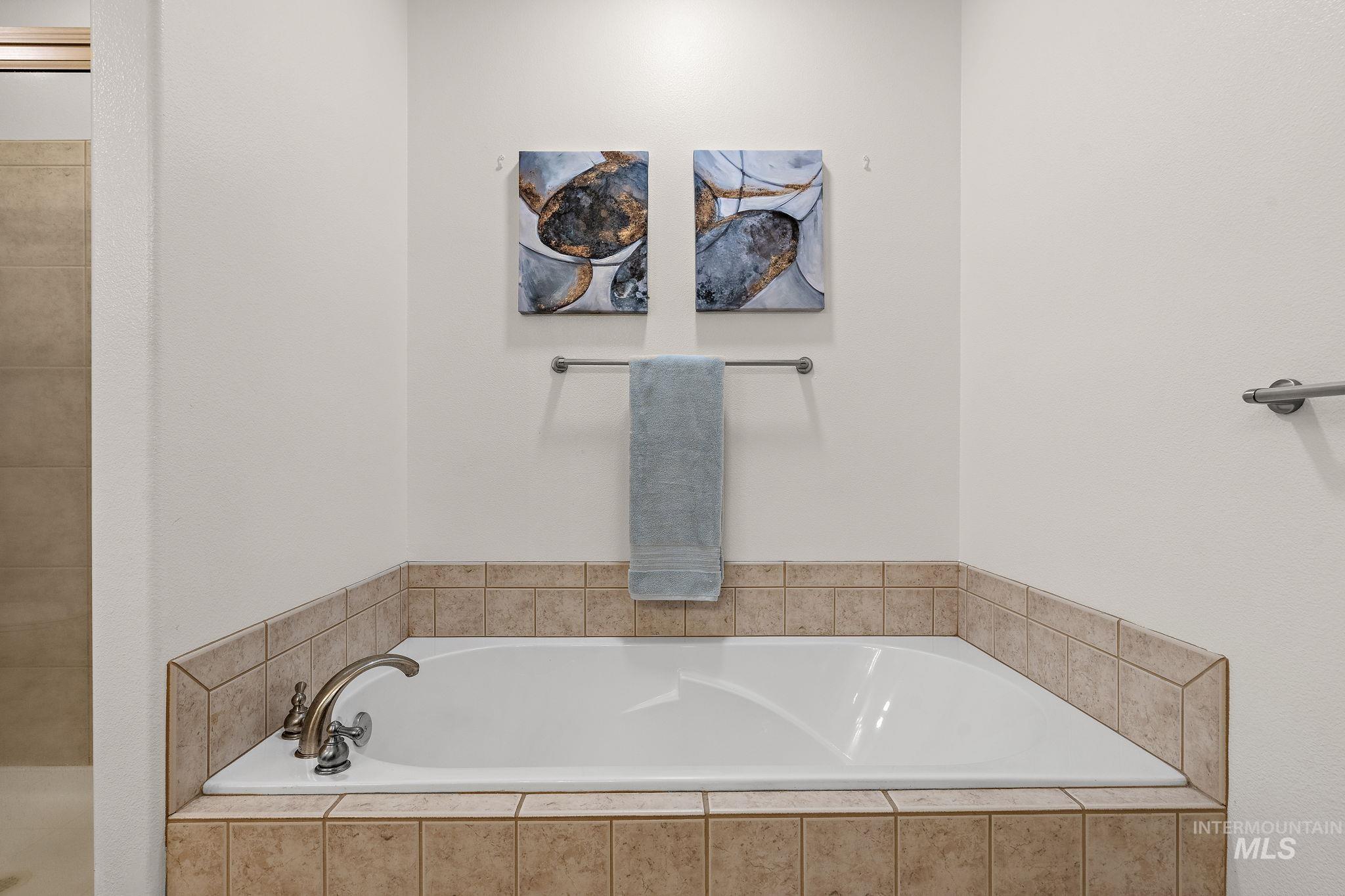 2205 N Aaronmink Way, Meridian, Idaho 83646, 3 Bedrooms, 2 Bathrooms, Residential For Sale, Price $619,000, 98977408