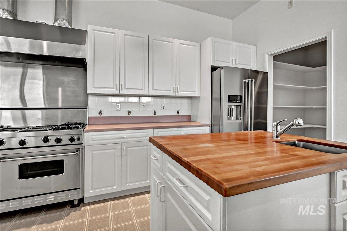 4266 N La Fontana Way, Boise, Idaho 83702, 2 Bedrooms, 2.5 Bathrooms, Residential For Sale, Price $825,000,MLS 98977416