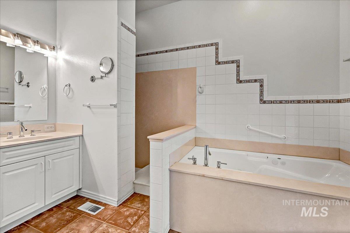 4266 N La Fontana Way, Boise, Idaho 83702, 2 Bedrooms, 2.5 Bathrooms, Residential For Sale, Price $825,000,MLS 98977416