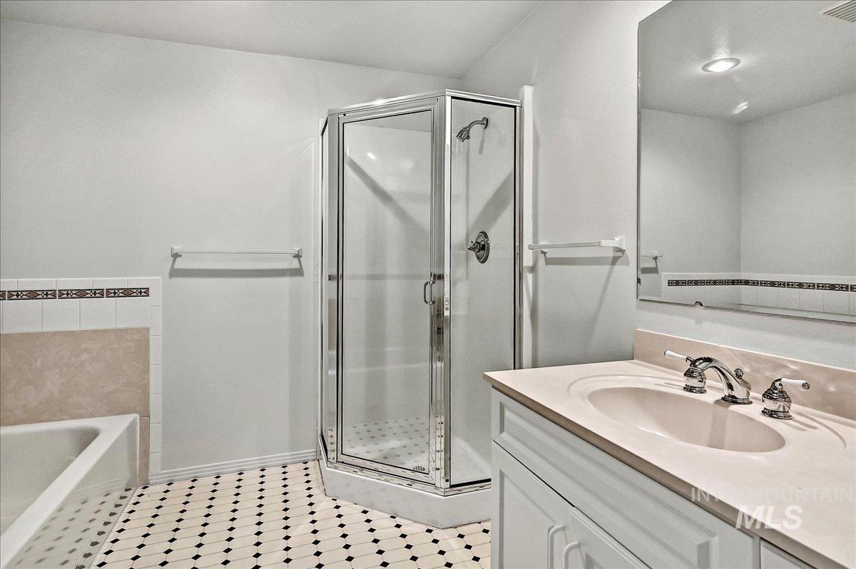 4266 N La Fontana Way, Boise, Idaho 83702, 2 Bedrooms, 2.5 Bathrooms, Residential For Sale, Price $825,000,MLS 98977416