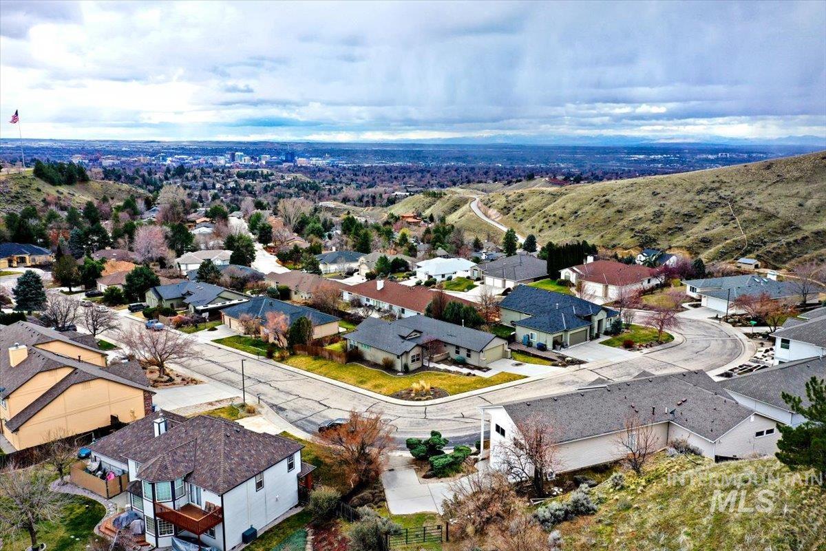 4266 N La Fontana Way, Boise, Idaho 83702, 2 Bedrooms, 2.5 Bathrooms, Residential For Sale, Price $785,000,MLS 98977416