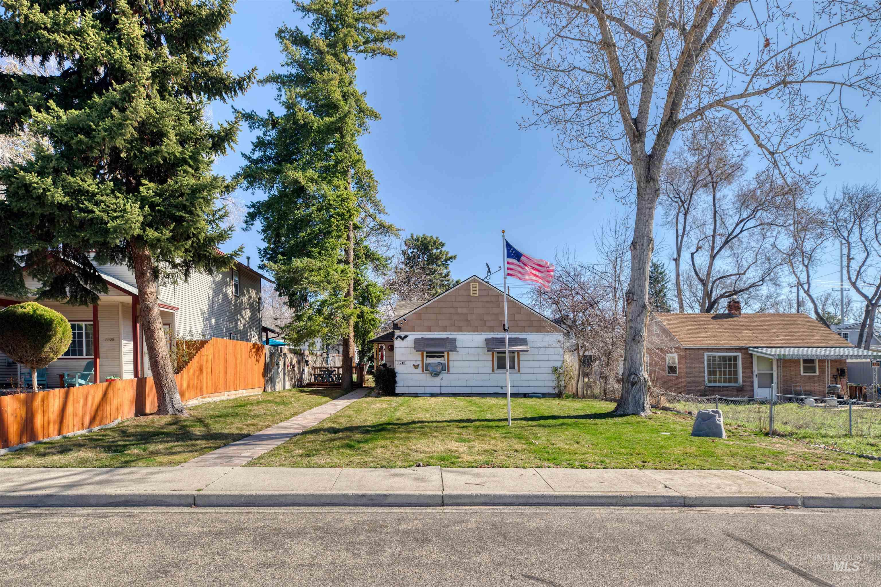 1710 S Robert St, Boise, Idaho 83705, 2 Bedrooms, 1 Bathroom, Residential For Sale, Price $334,900, 98977417