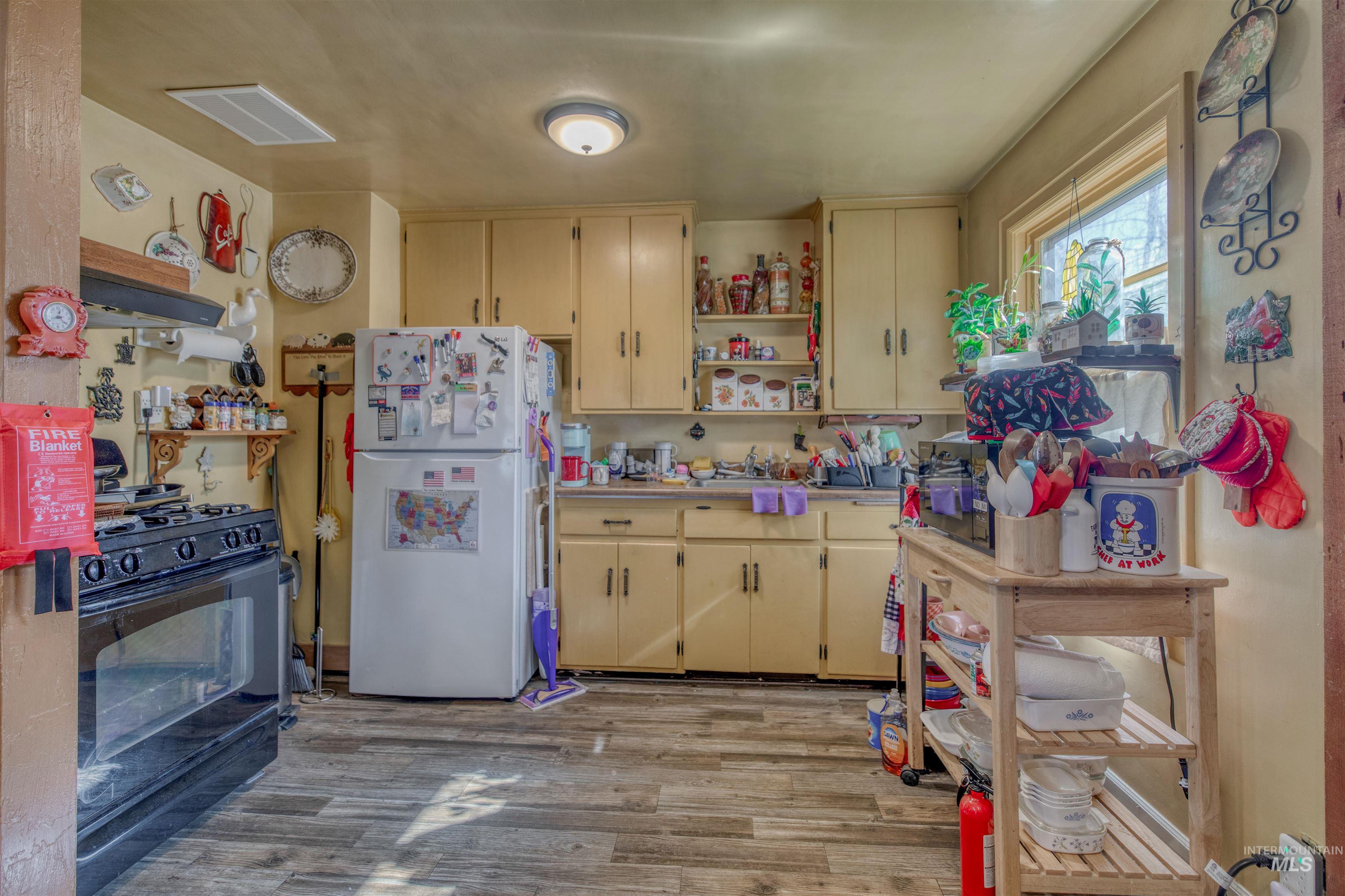 1710 S Robert St, Boise, Idaho 83705, 2 Bedrooms, 1 Bathroom, Residential For Sale, Price $334,900, 98977417