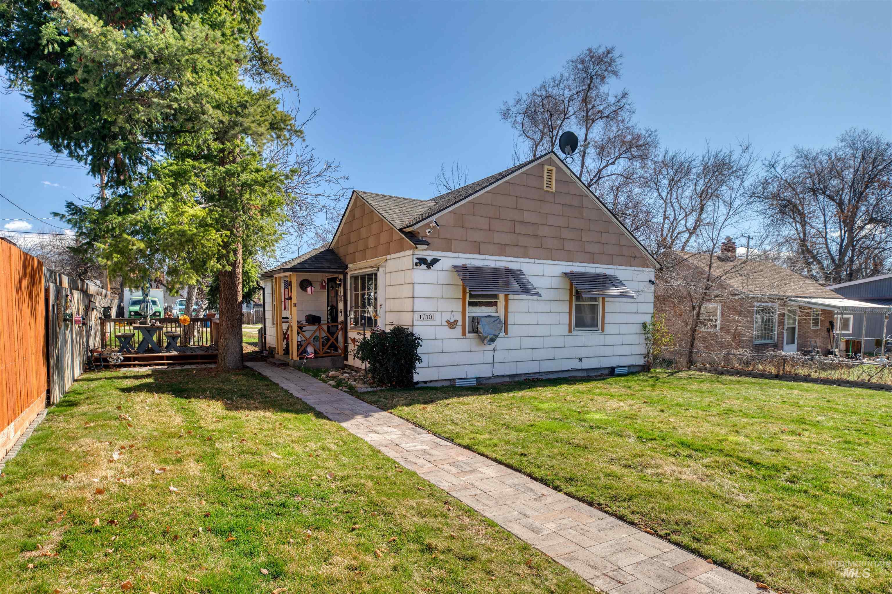 1710 S Robert St, Boise, Idaho 83705, 2 Bedrooms, 1 Bathroom, Residential For Sale, Price $334,900, 98977417