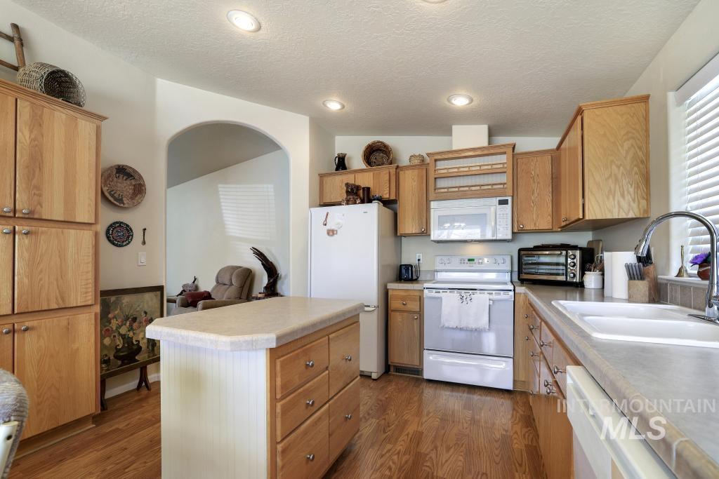 910 Moonglo Road, Buhl, Idaho 83316, 3 Bedrooms, 2 Bathrooms, Residential For Sale, Price $162,500,MLS 98977437